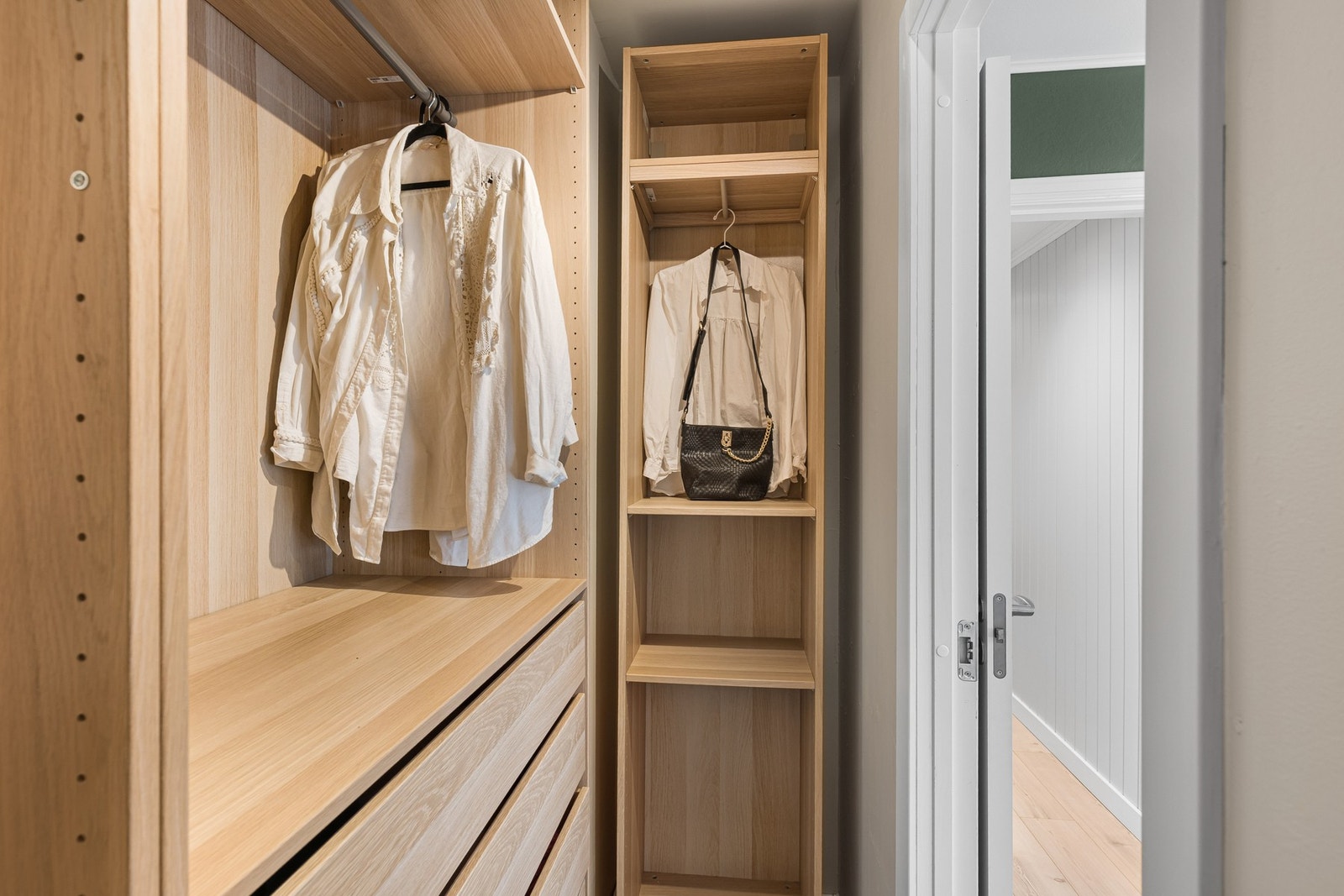 Romslig garderobe med praktiske løsninger for optimal organisering. Galleribilde