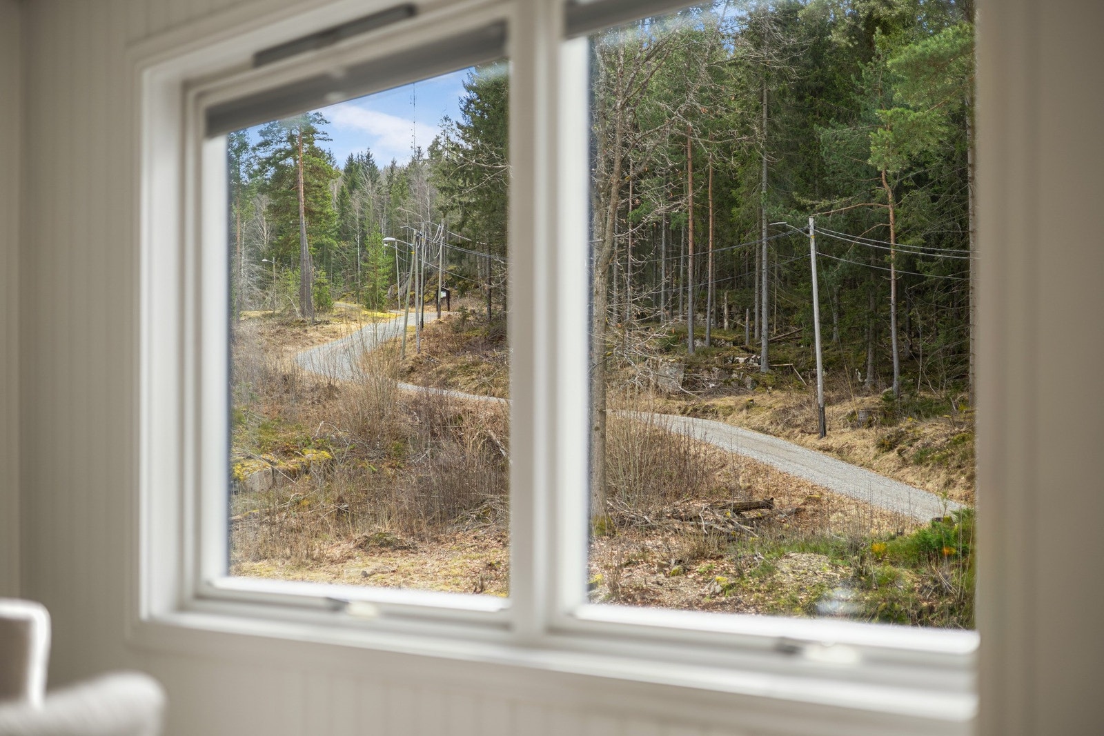 Naturnær utsikt fra kjøkkenet, som gir en rolig og behagelig atmosfære i hverdagen. Galleribilde