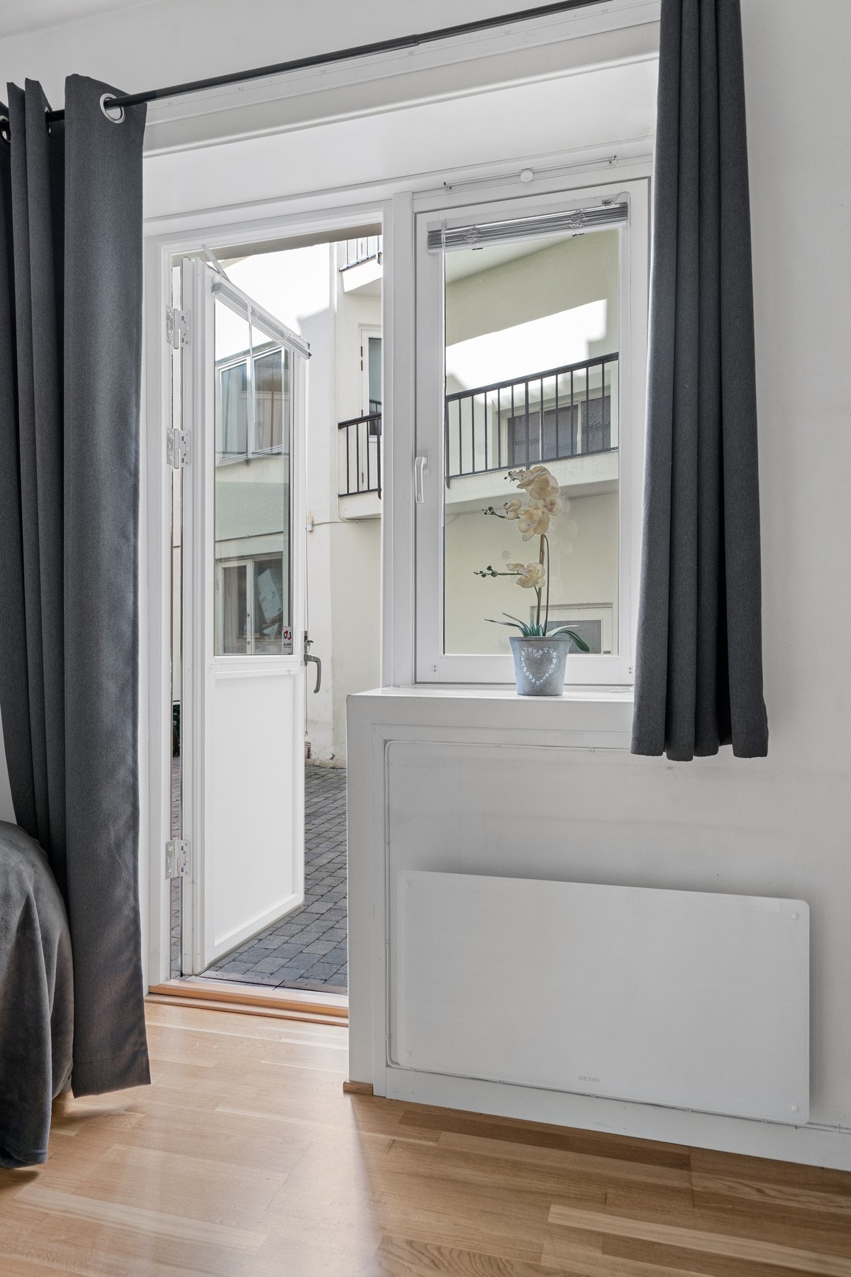 Fra soverommet er det utgang til en hyggelig bakgård. Galleribilde