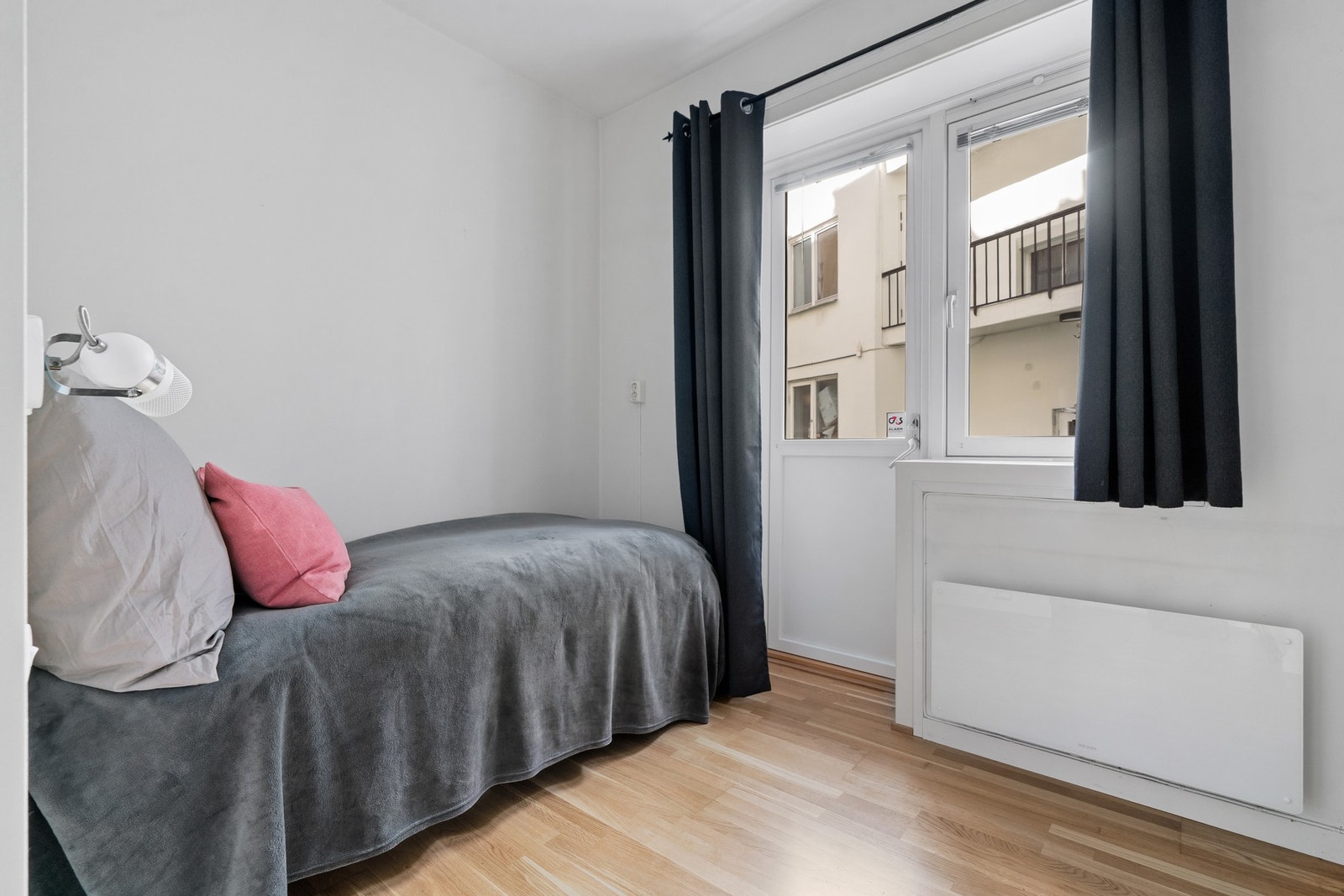 Romslig soverom med videre utgang til lukket bakgård. Galleribilde