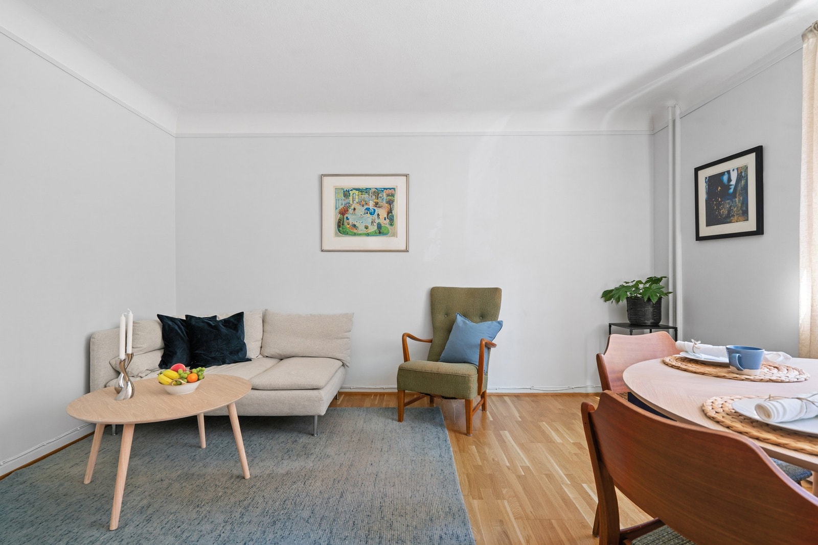 Det er god plass til både stue og spisebord. Galleribilde