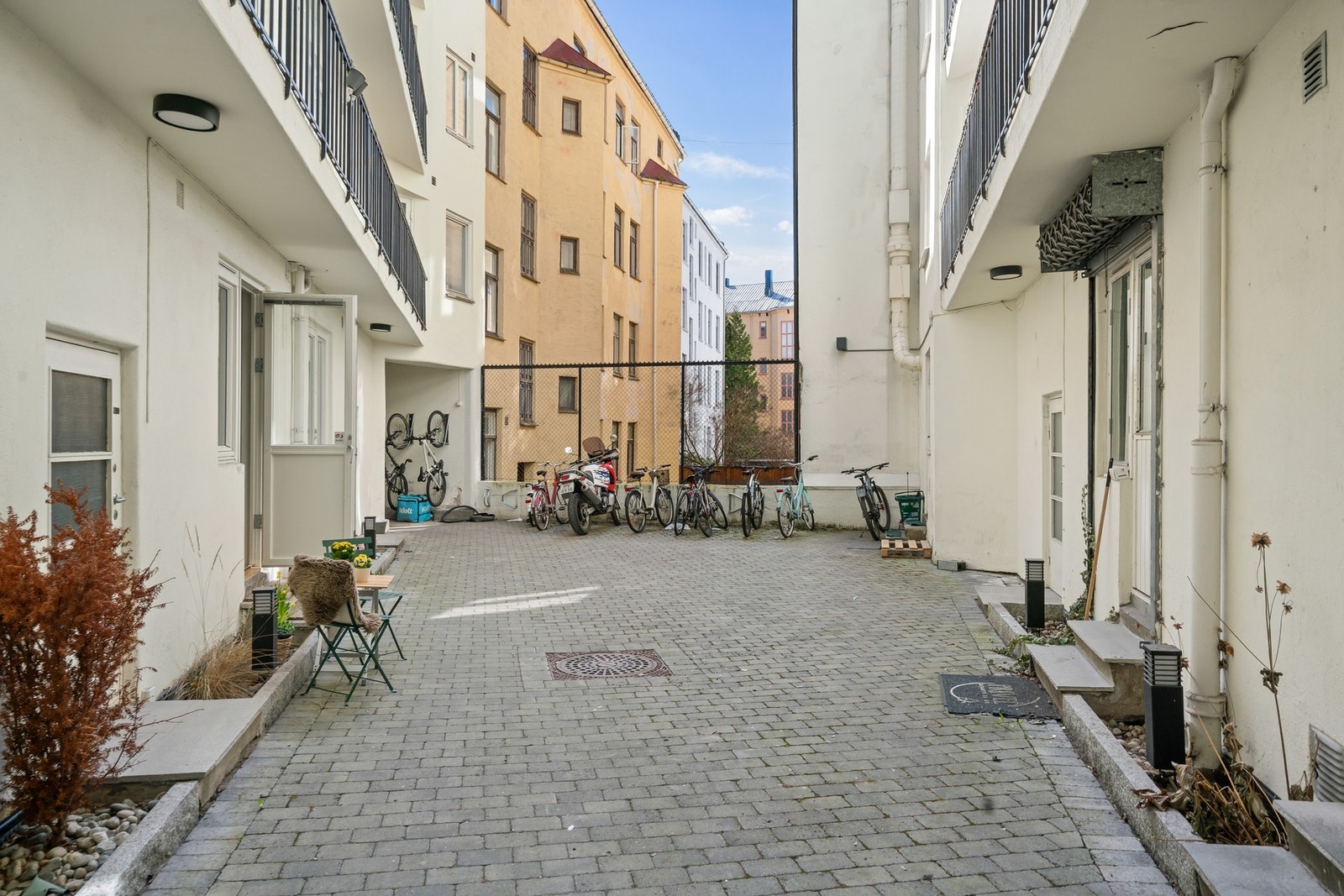 Bakgården ble oppgradert i 2020 og er til fri benyttelse for beboerne. Galleribilde