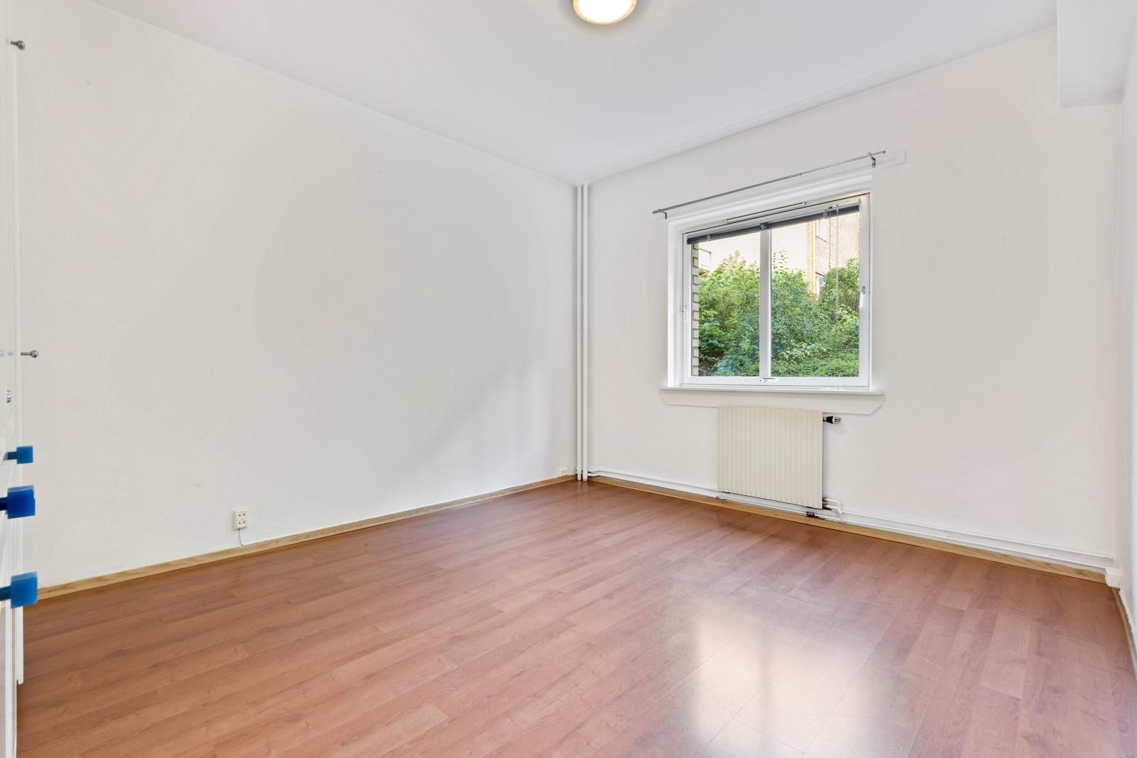 Soverom vender ut mot rolig bakgård Galleribilde