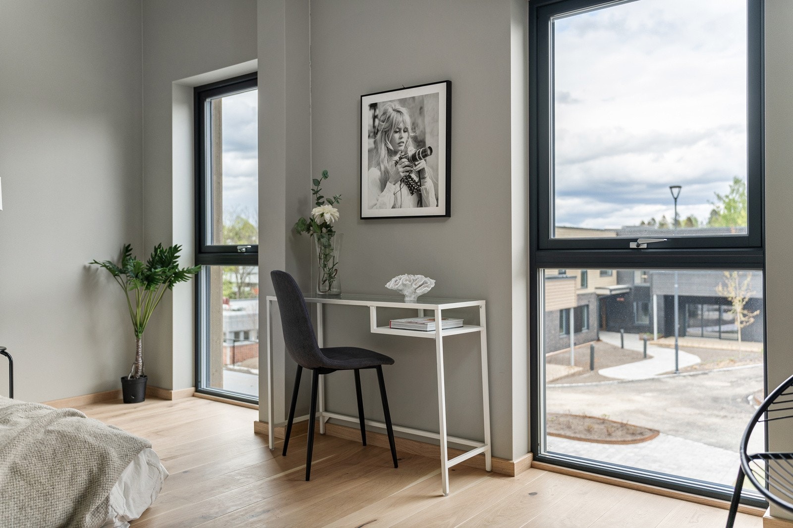 Store vinduer vendt mot rolig uteområde Galleribilde
