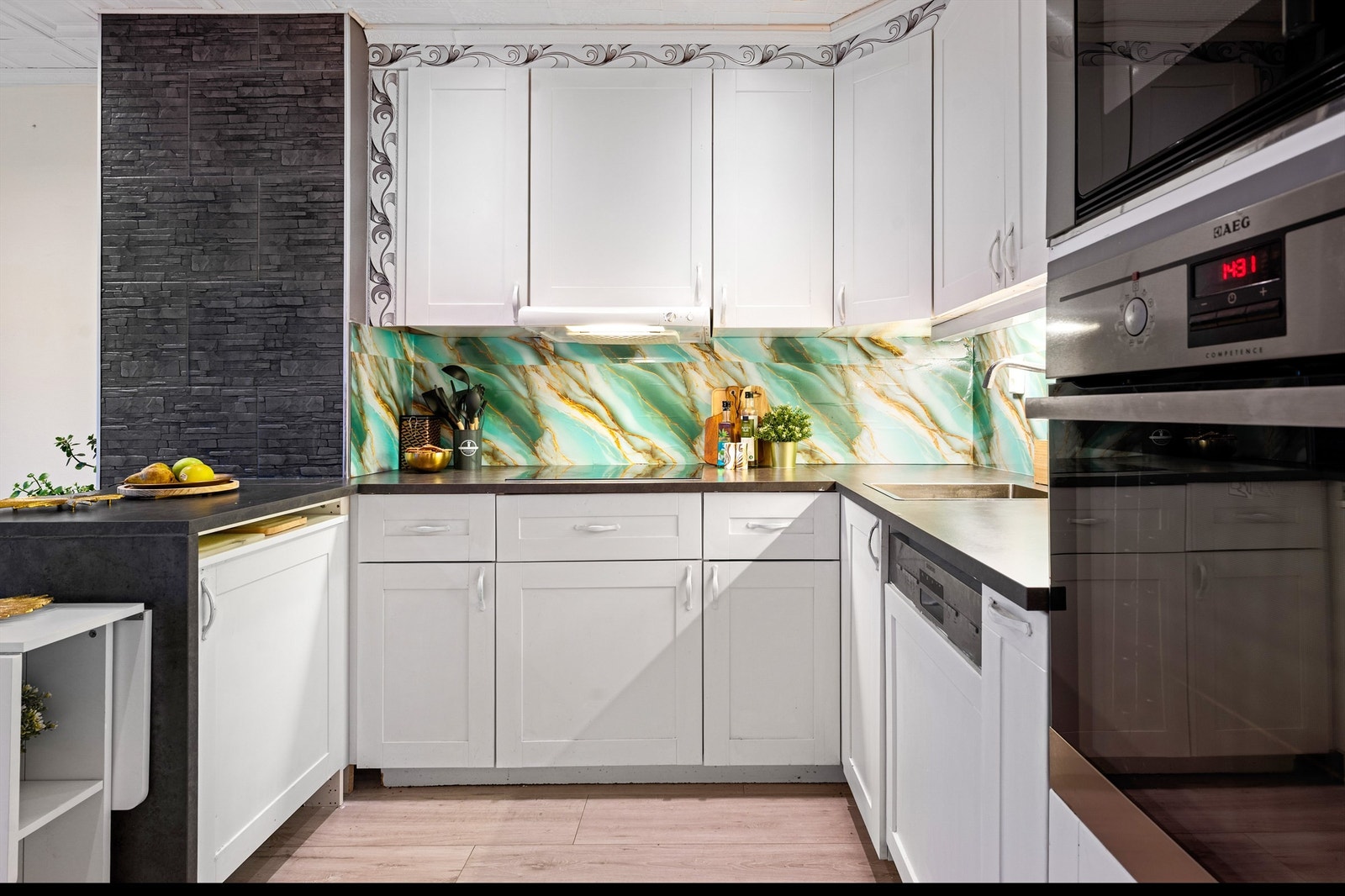 Kjøkkenet har integrerte hvitevarer Galleribilde