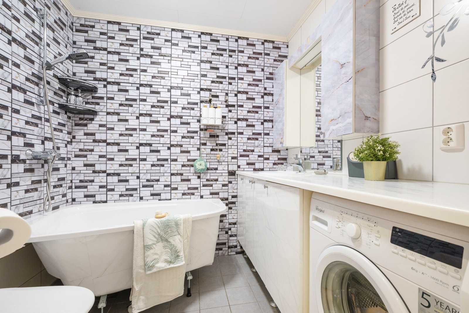 Bad med flislagt gulv med gulvvarme, samt flislagte vegger. Pynteplater på vegger er fjernet etter fotografering. Galleribilde