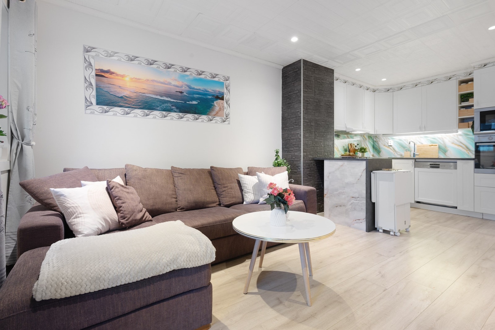 Praktisk åpen kjøkkenløsning Galleribilde