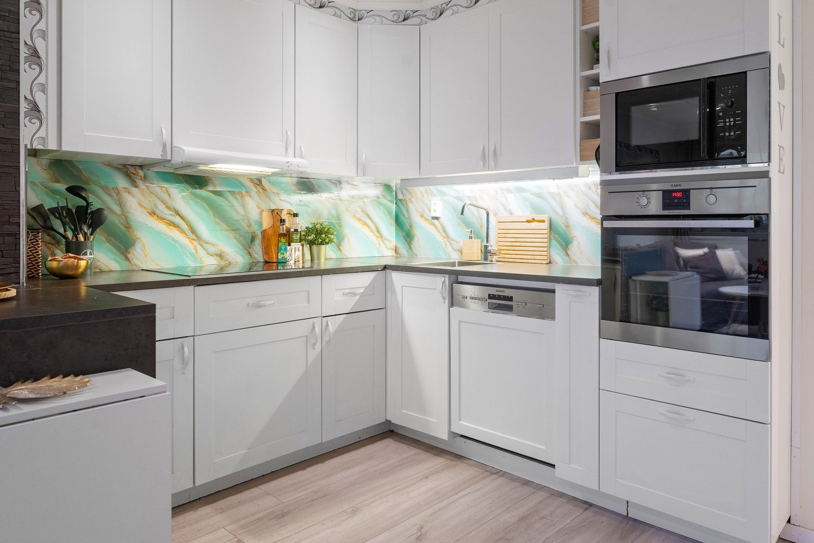 Kjøkkeninnredning med profilerte fronter fra 2017 og benkeplate i laminat med nedfelt platetopp. Galleribilde