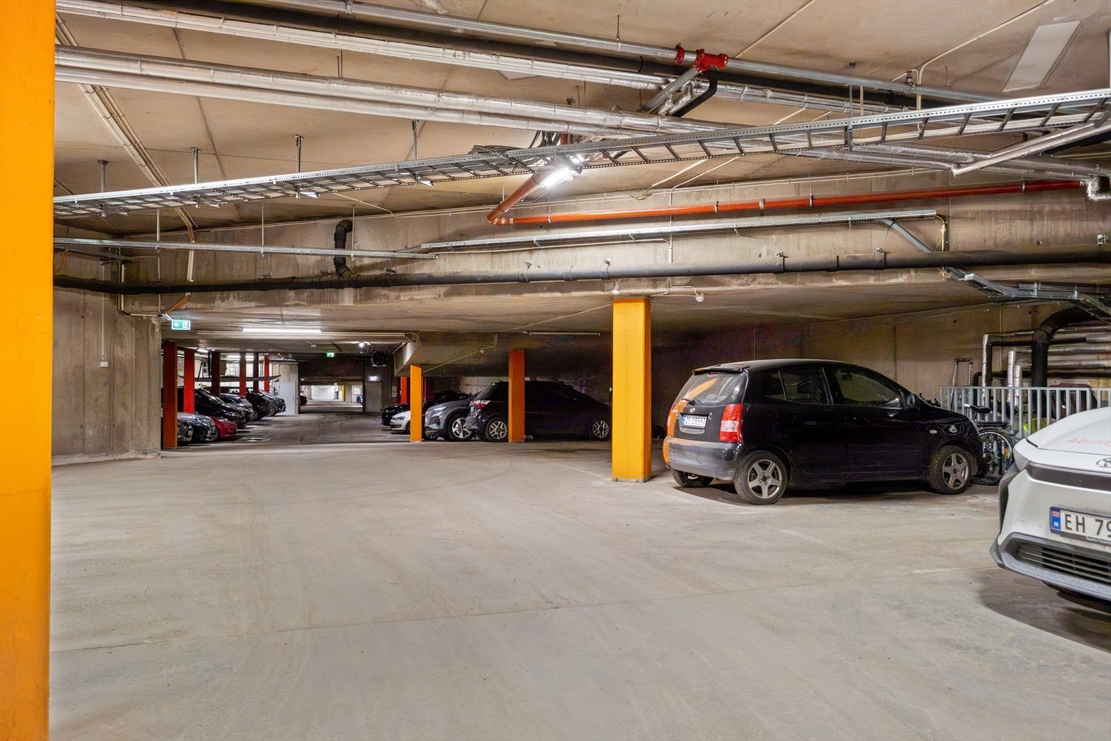 Biloppstillingsplass med eksklusiv bruksrett på ca 13 kvm i felles garasje. Mulighet for å koble opp elbillader Galleribilde