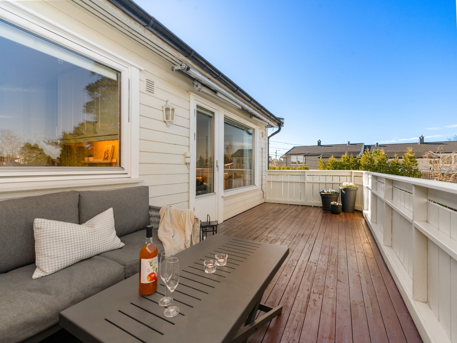 Fra stuen er det utgang til en hyggelig balkong på 16 m² med gode solforhold. Galleribilde