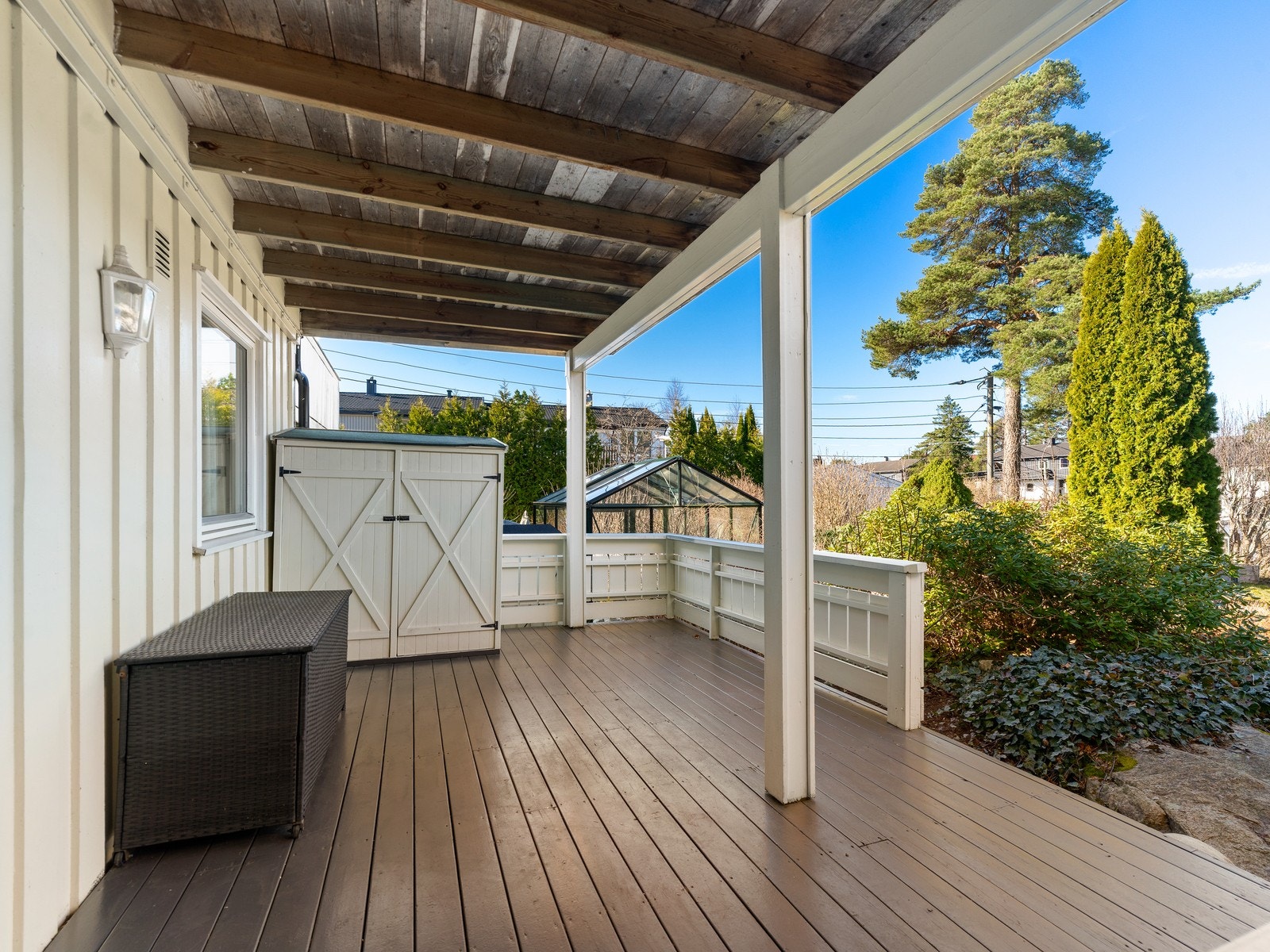 Her er det rikelig med plass til både spisebord og grill. Galleribilde