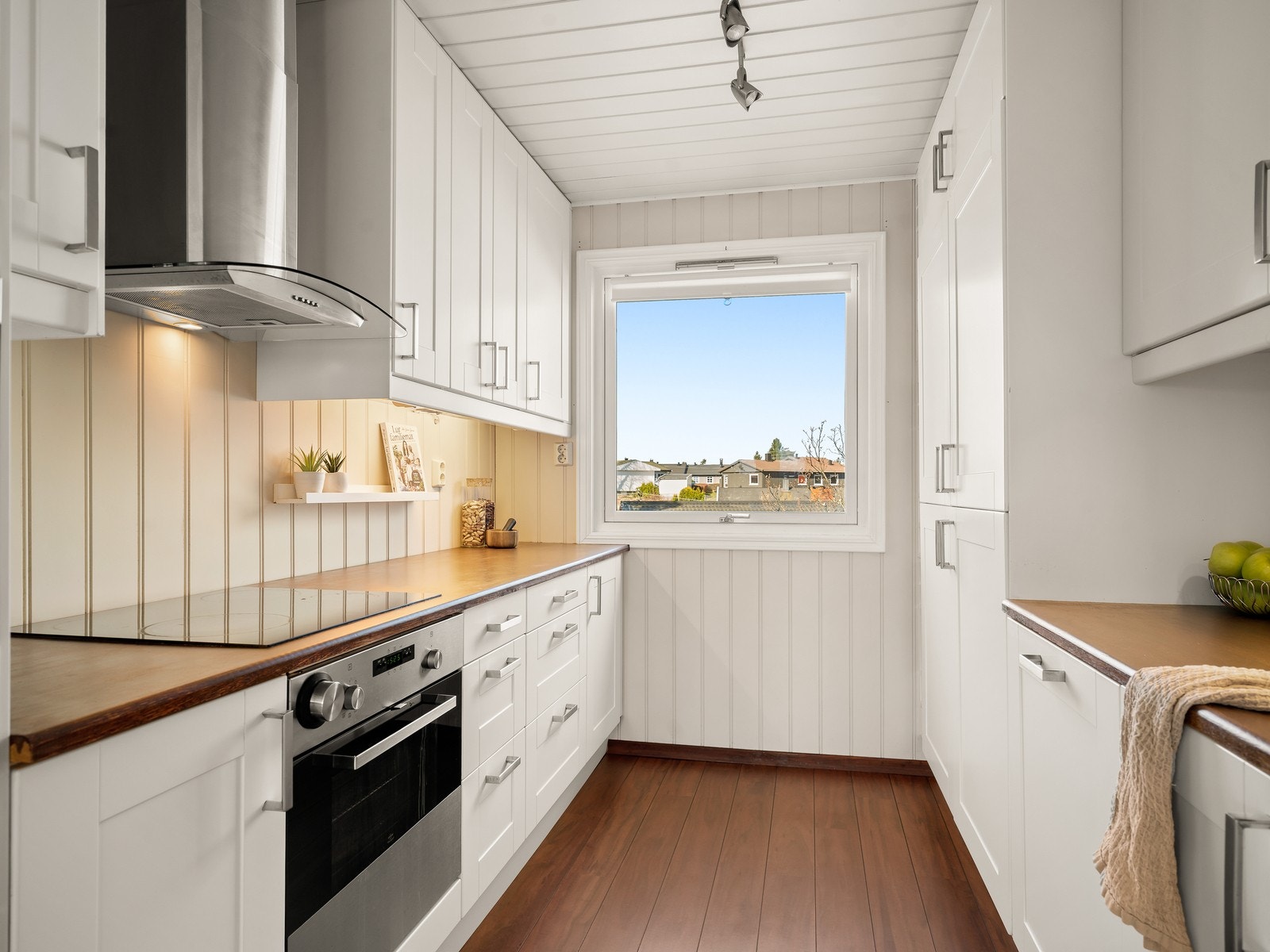 Hvitevarer som to kjøleskap, to fryseskap, oppvaskmaskin, platetopp, mikrobølgeovn og stekeovn er integrert i innredningen. Galleribilde