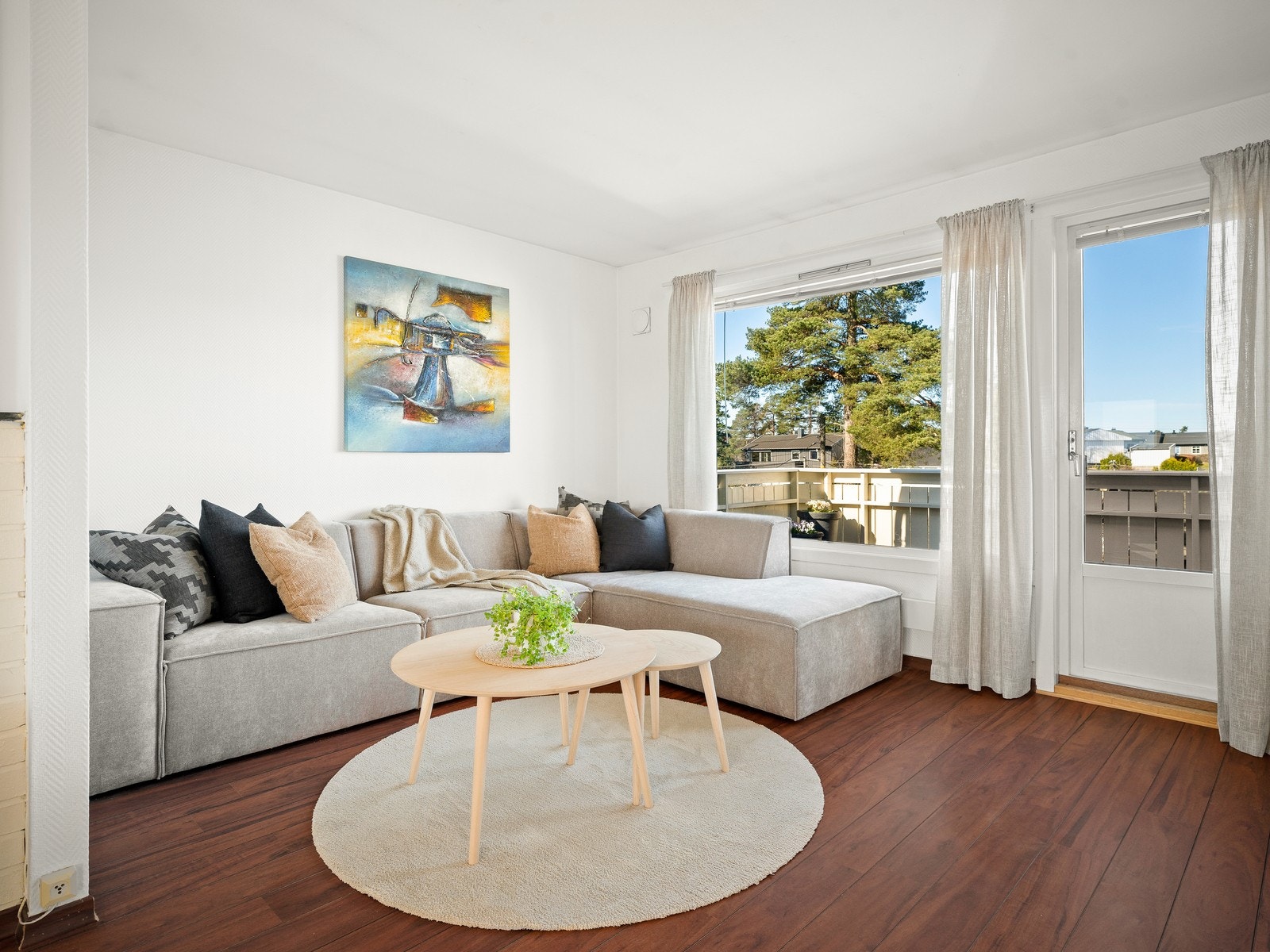 Fra stuen er det utgang til en solrik balkong på 16 m². Galleribilde