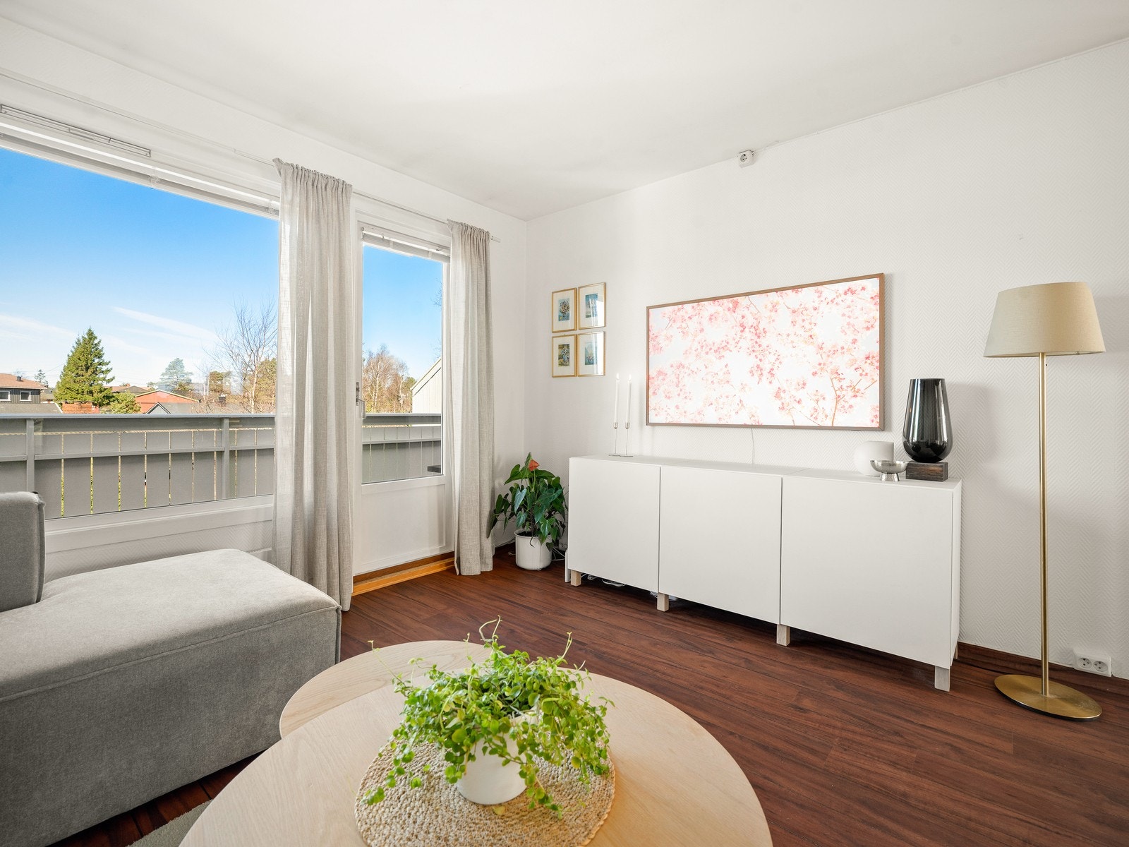 Stuen har god plass til en komfortabel sofagruppe og annet møblement. Galleribilde