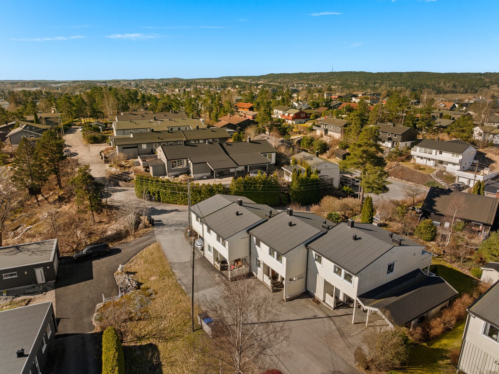 Rekkehuset ligger i et barnevennlig område i Fredrikstad, med nærhet til både skoler og barnehager. Galleribilde
