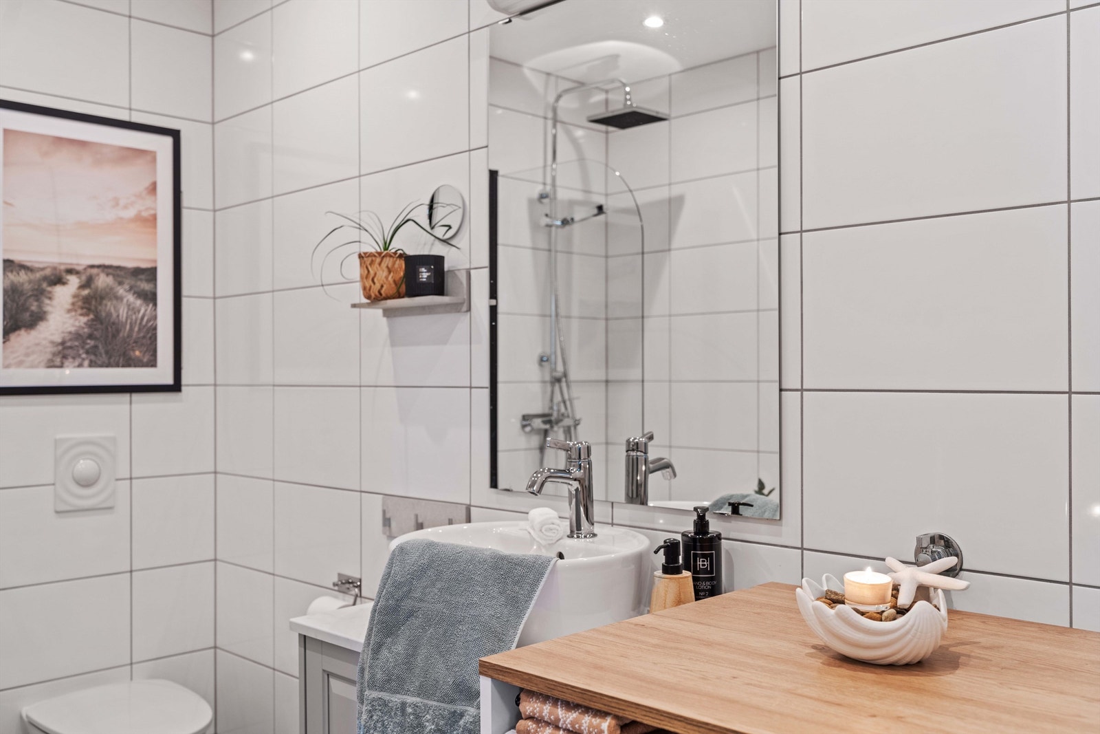 Helfliset bad med gulvvarme og opplegg for vaskemaskin. Galleribilde