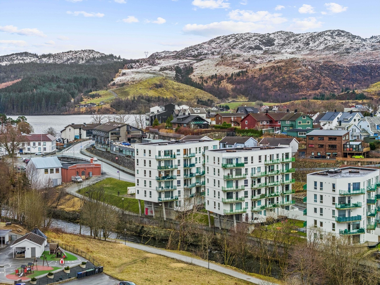 Leiligheten er attraktivt beliggende i sentrum av Ålgård - like ved E39, ca 15 minutters kjøretur fra Sandnes. Her har man gangavstand til flere servicetilbud som Ålgård har å by på. Galleribilde