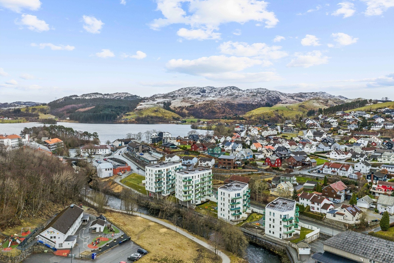 Gode bussforbindelser like utenfor boligen, til både Sandnes og Stavanger. Fra Sandnes sentrum har man meget gode buss- og togforbindelser til der man ønsker å dra. Galleribilde