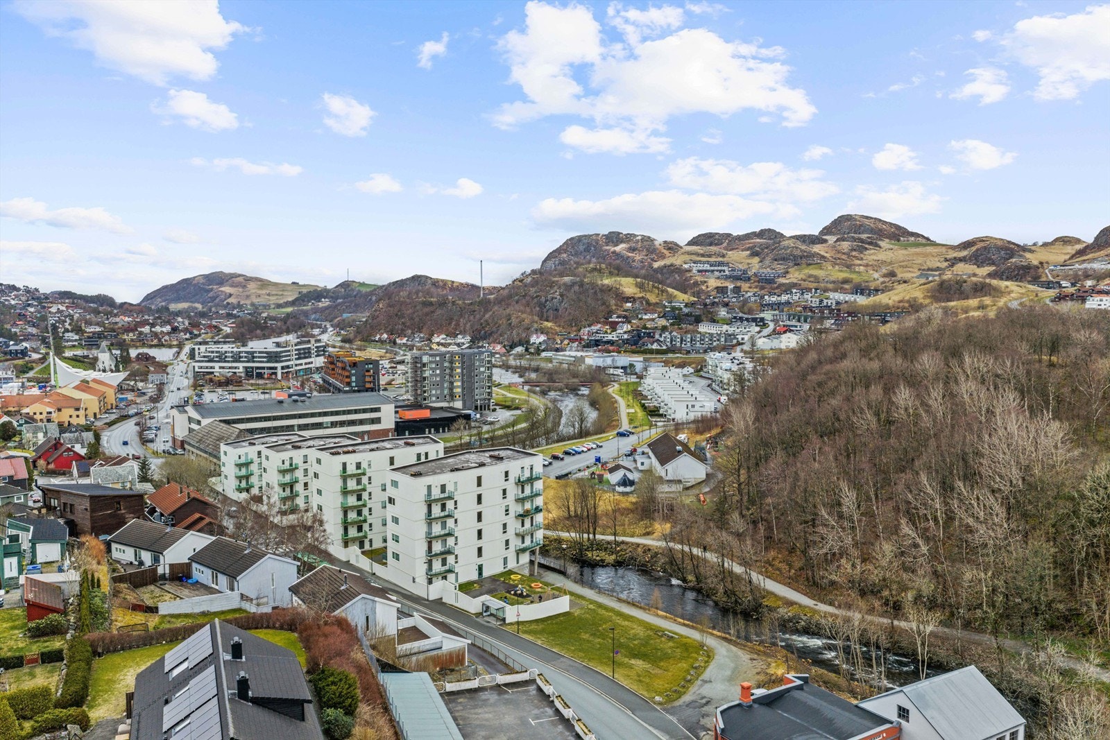 Perlå ved Edlandvatnet er et populært parkområde som ligger i gangavstand fra leiligheten. Dette er et flott og opparbeidet område i Edlandshagen med naturskjønne omgivelser ved vannet med bade- og turmuligheter. Galleribilde