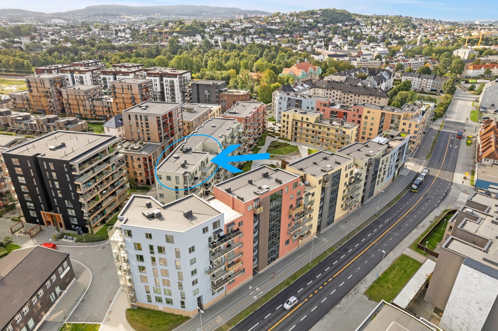 Leiligheten er markert med blå ring og pil. Galleribilde
