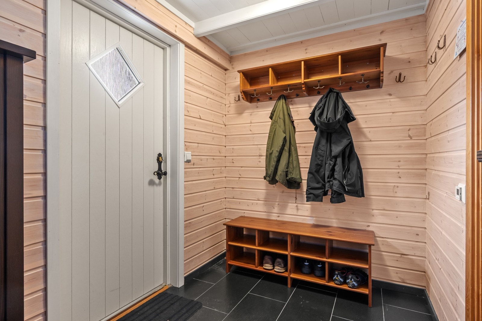 Entre med på 4m² med enkel tilgang til boden på 2,7m². Det er varme i gulv på begge rommene. Galleribilde