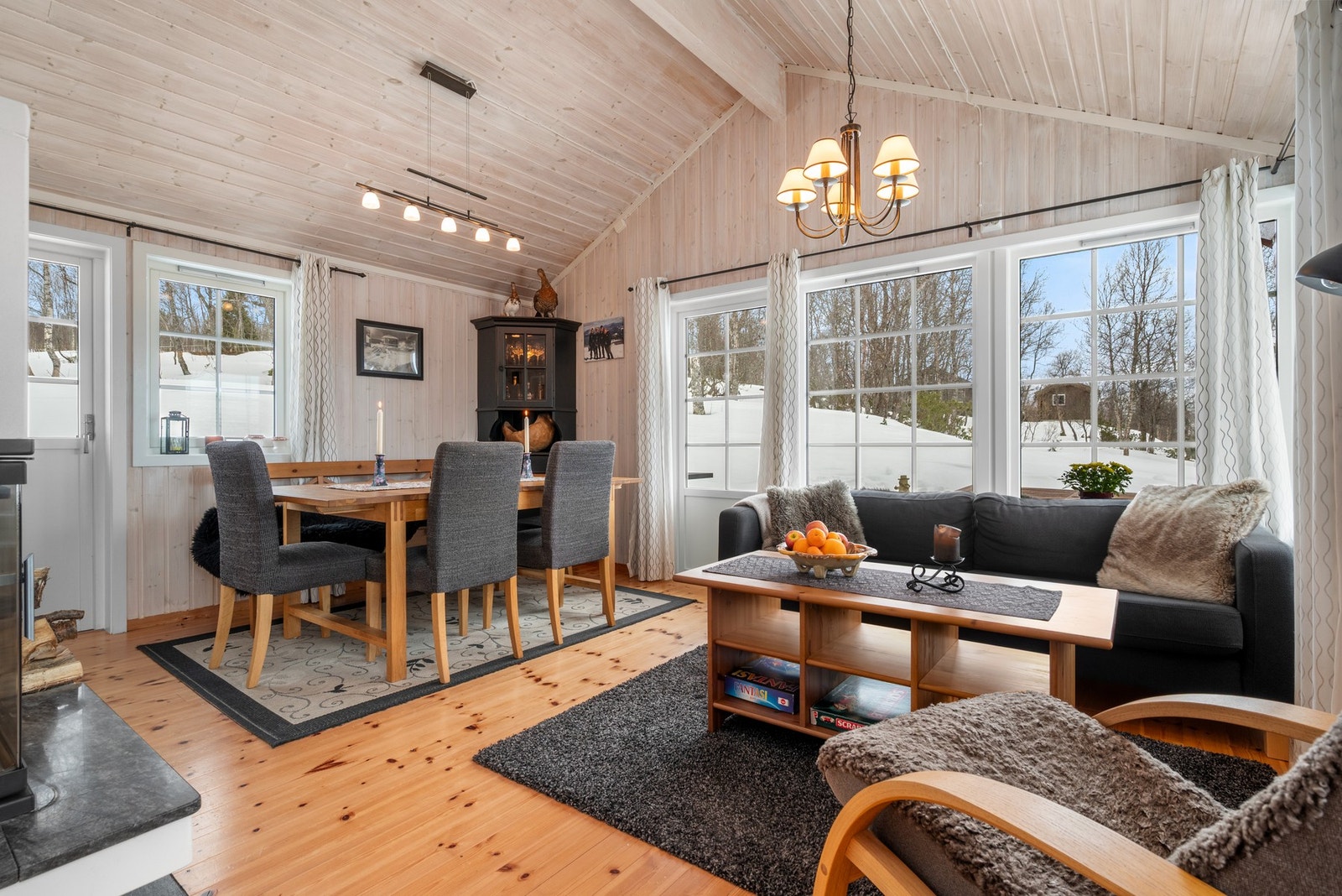 Hytten har flott og landlig belligenhet i Hessdalen, samt gode tur muligheter både på sommer og vinteren. Galleribilde