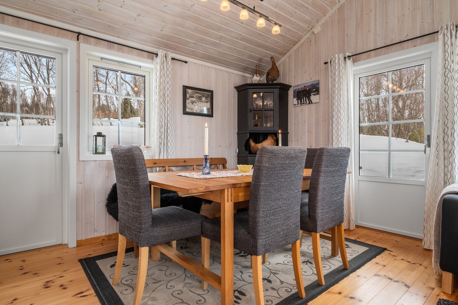 Det er dør ut til terrasse direkte fra stue/kjøkken. Galleribilde