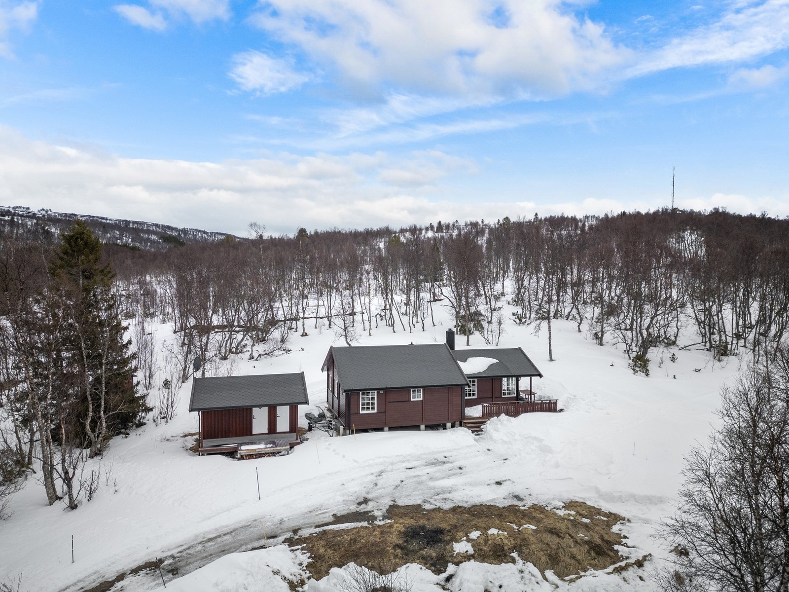 Det er et ekstra bygg med en isolert bod på 9,6m², og en uisolert bod på 3,6m². Galleribilde