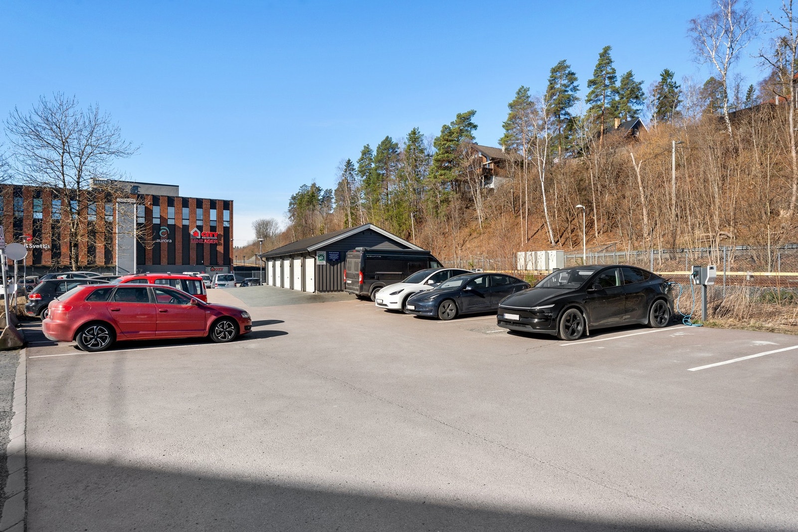 Borettslagets parkeringsanlegg består av 49 garasjeplasser og 138 parkeringsplasser. Plassene leies etter søknad til styret og styreleder opplyser at det er ingen ventetid på ordinær parkeringsplass. Galleribilde