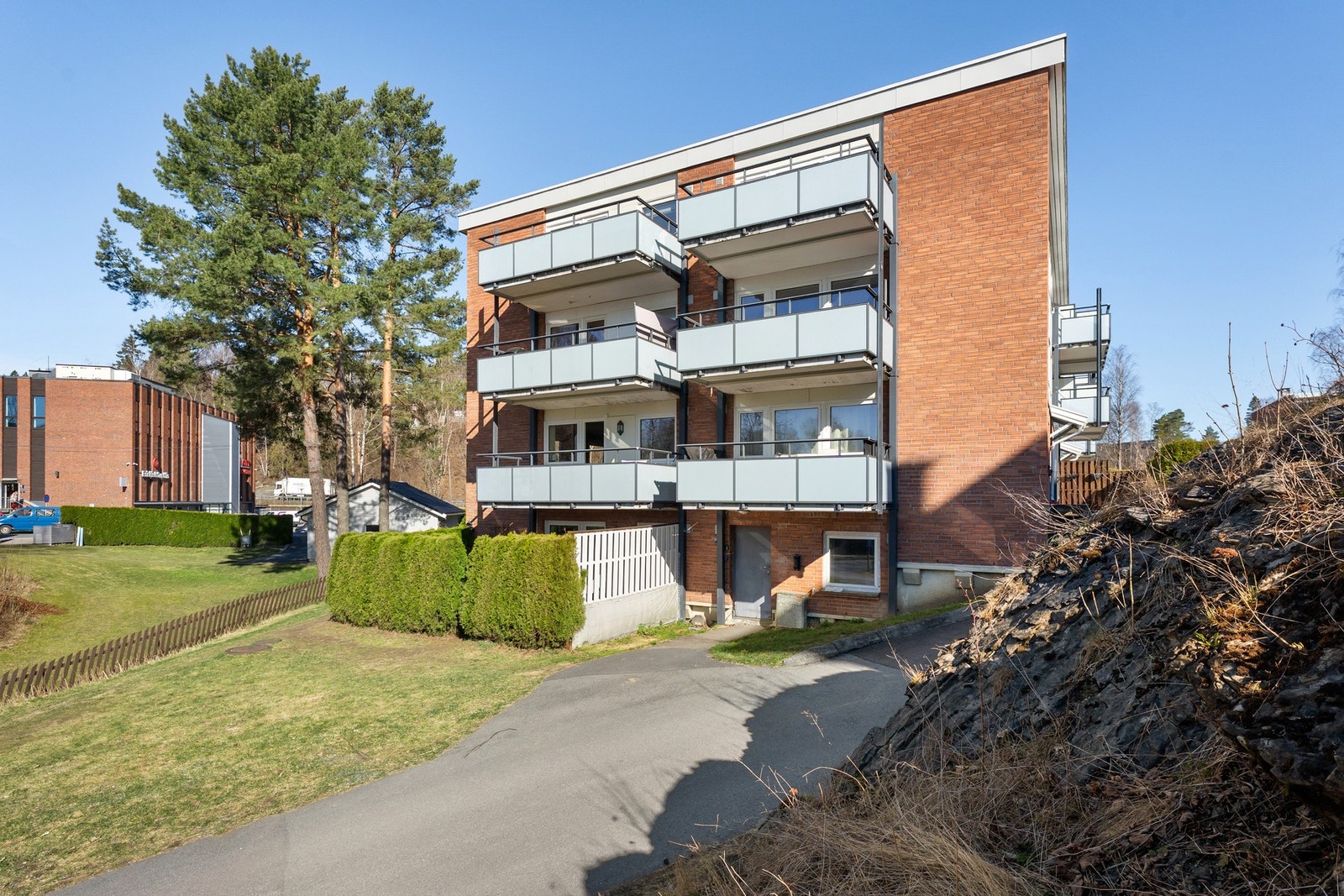 Balkongen ligger høyt i terrenget. Galleribilde