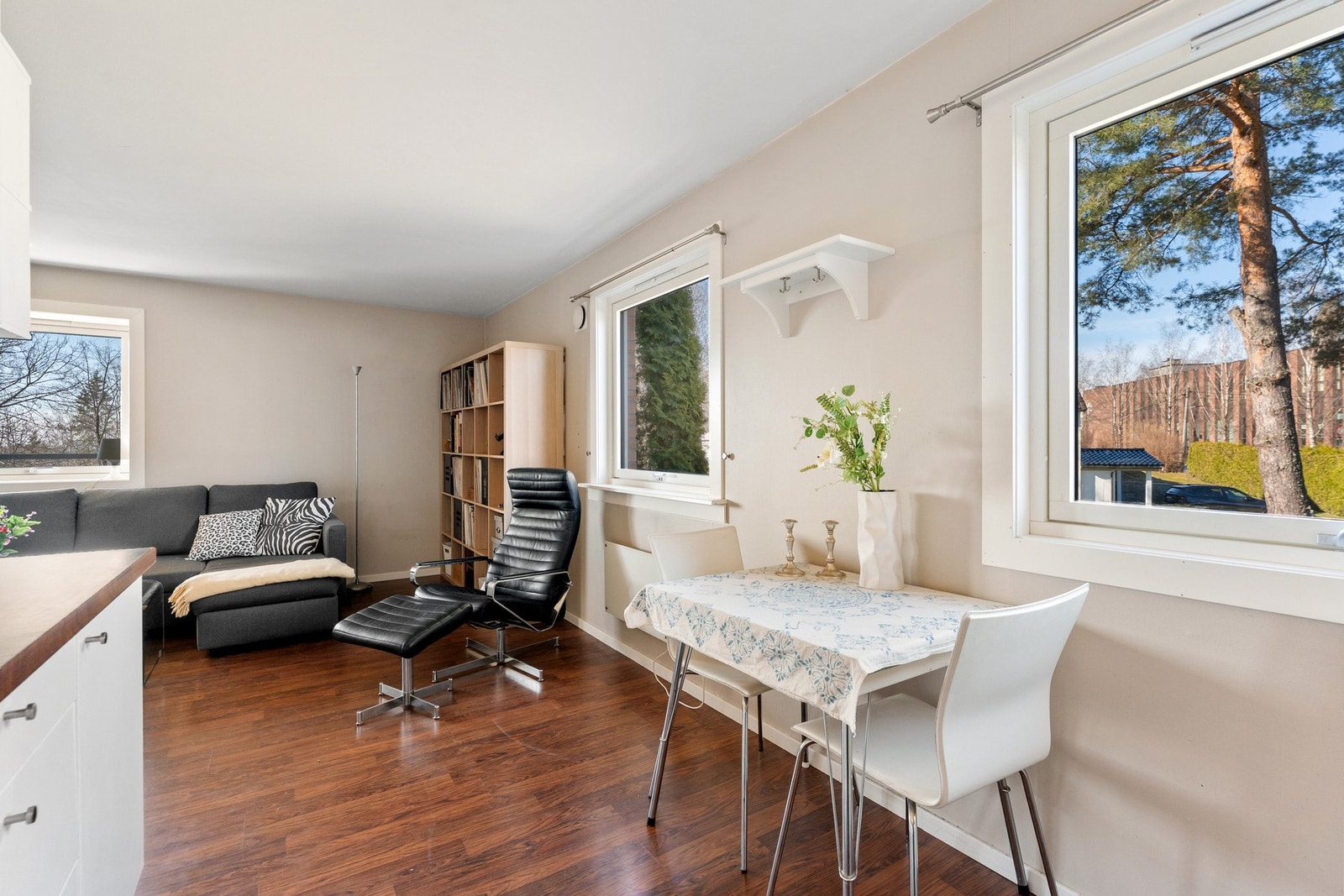 Det er plass til et hyggelig frokostbord ved vinduet. Galleribilde