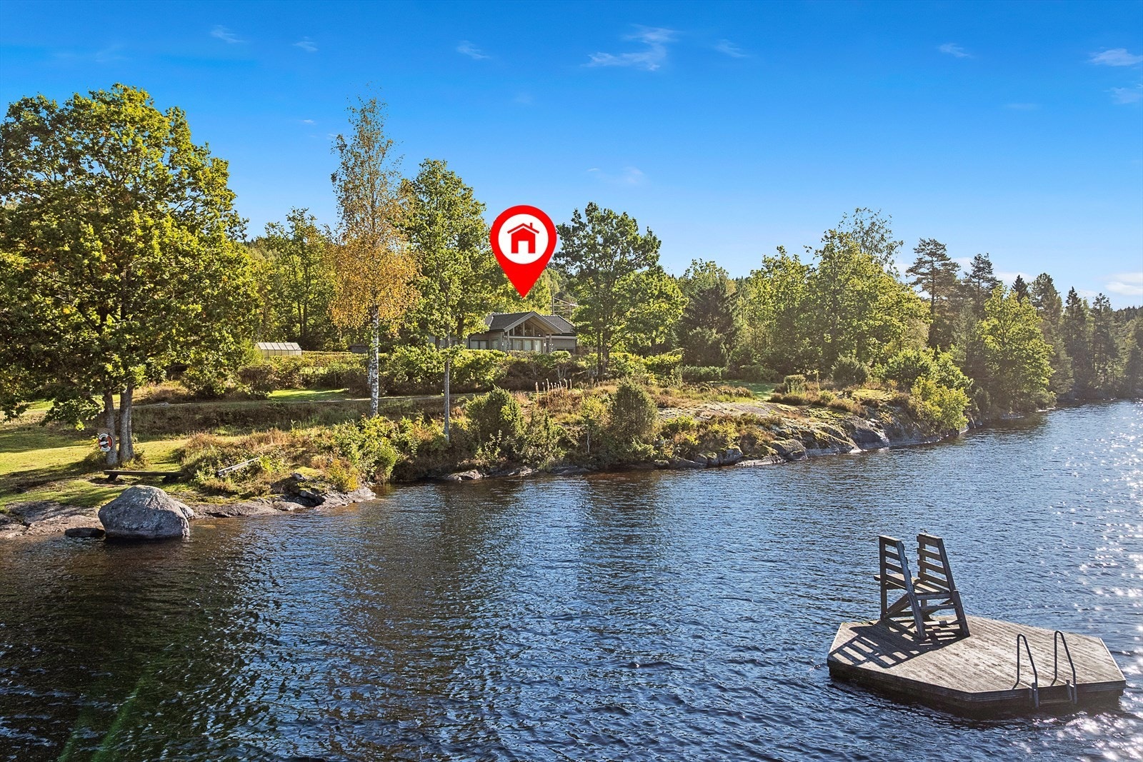 Fritidseiendommen ligger idyllisk til i rolige, naturskjønne og barnevennlige omgivelser. Galleribilde