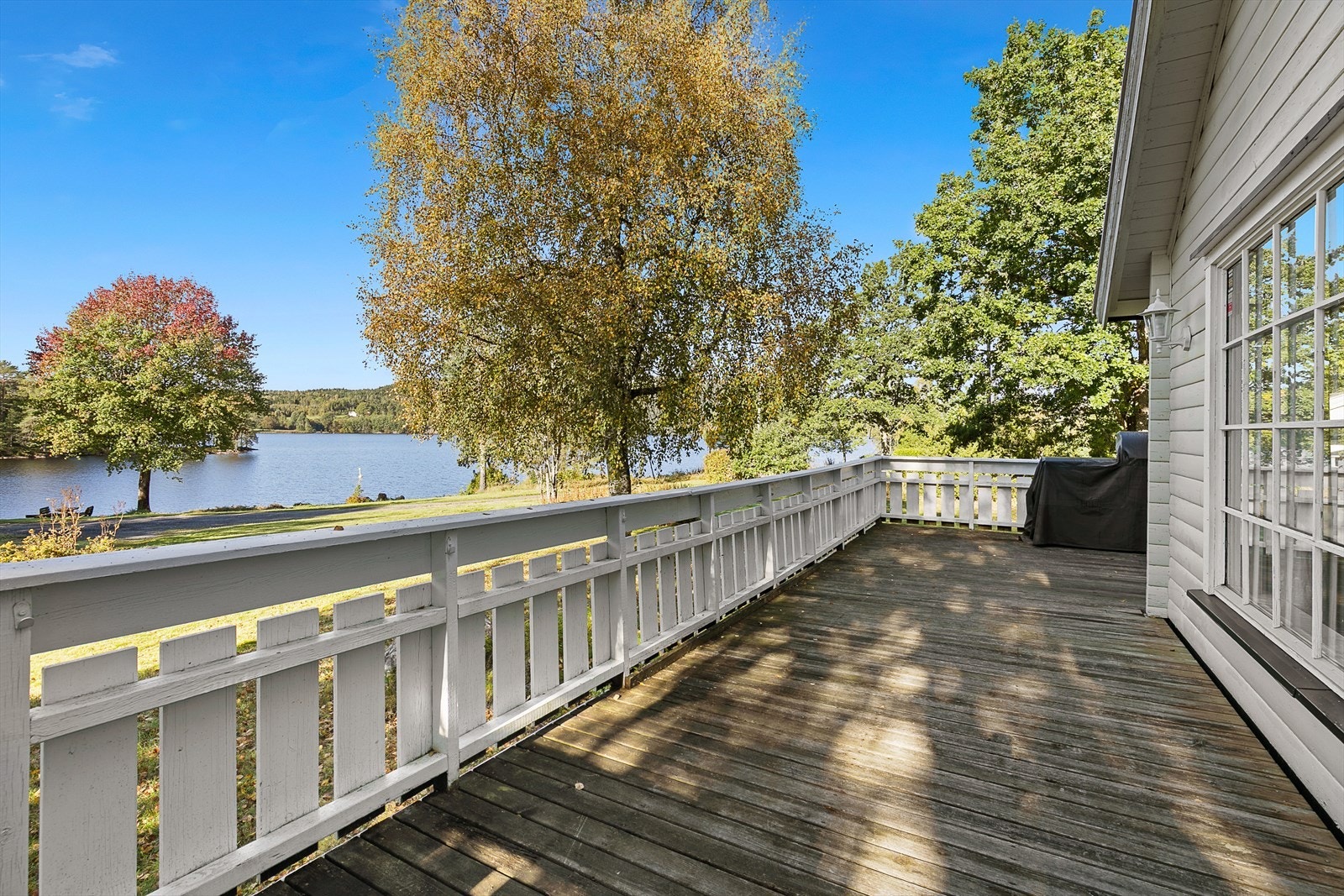 En nydelige utsikten over Farrisvannet kommer virkelig til sin rett på en stor, sydvestvendt terrasse. Galleribilde