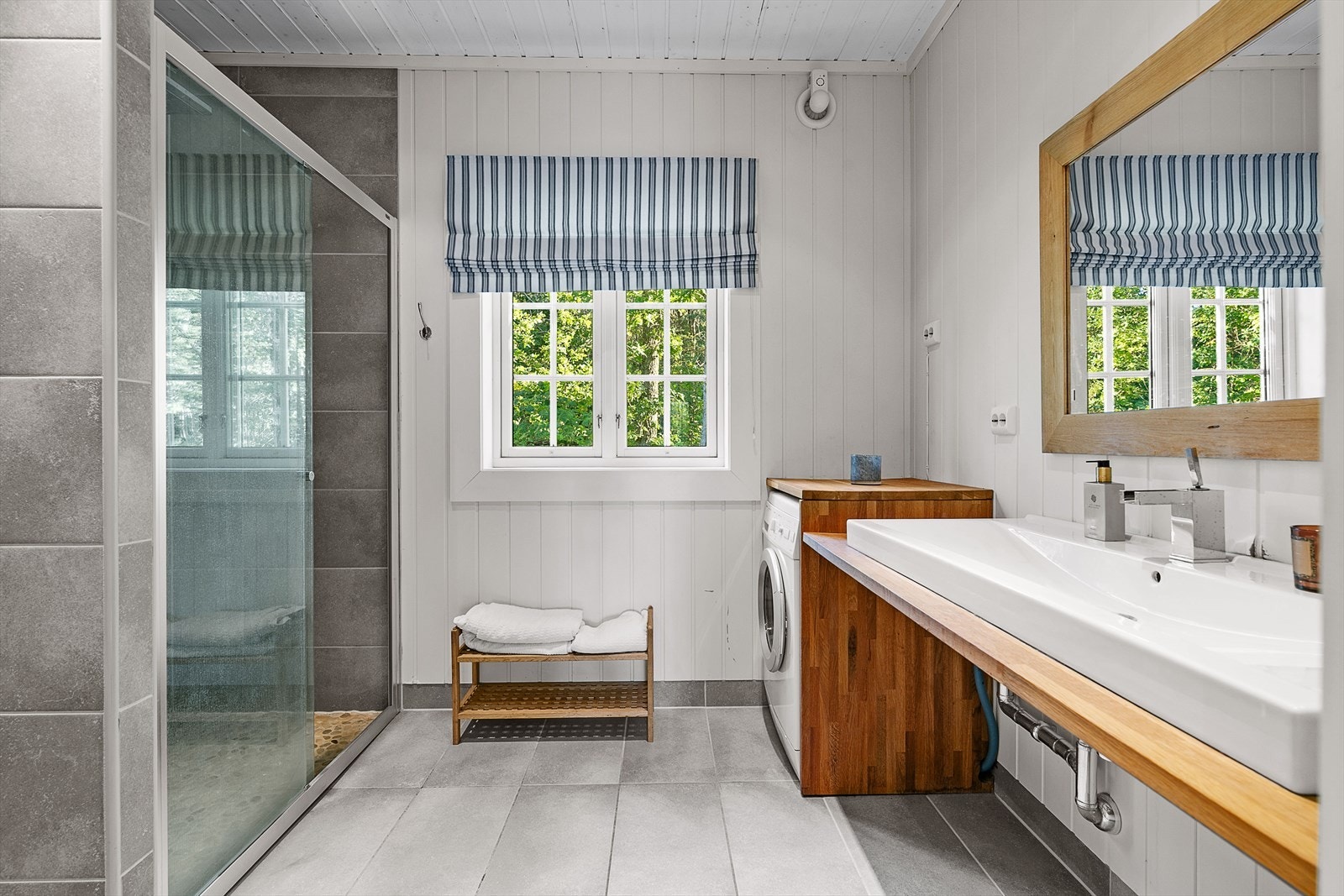 Badet i hytta var nytt i 2010, og fremstår som velholdt og pent. Galleribilde