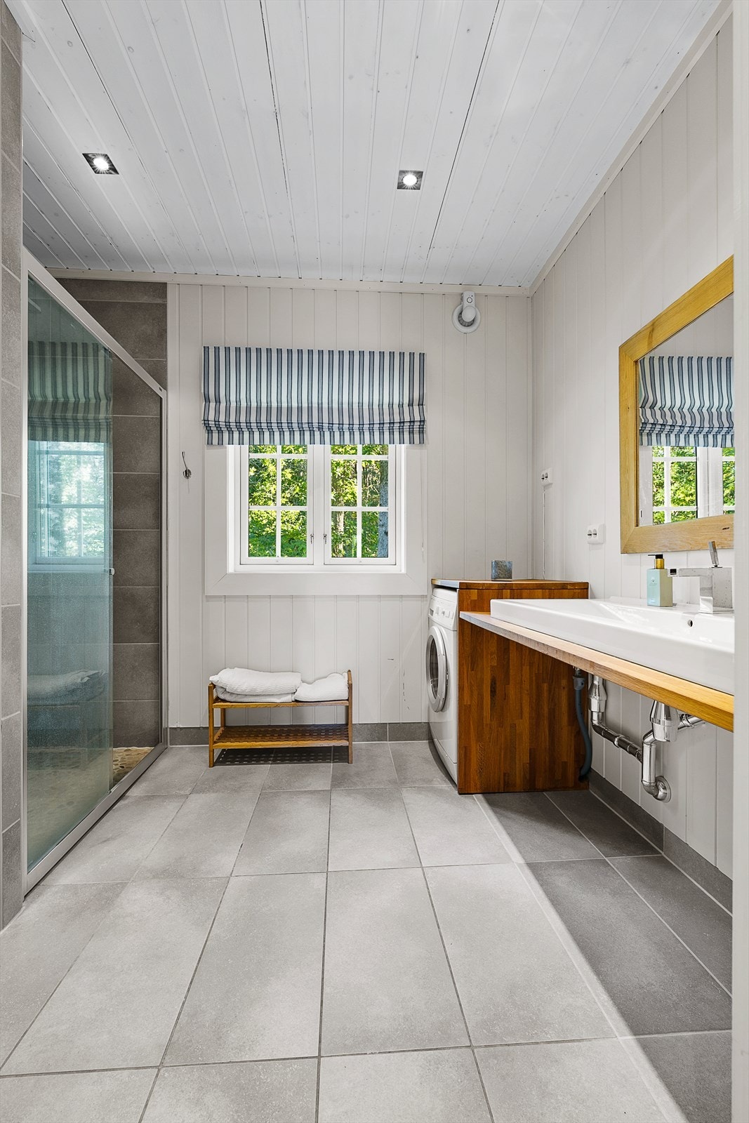 Badet er utstyrt med et toalett, en dusjnisje, mekanisk avtrekk og opplegg for vaskemaskin. Galleribilde