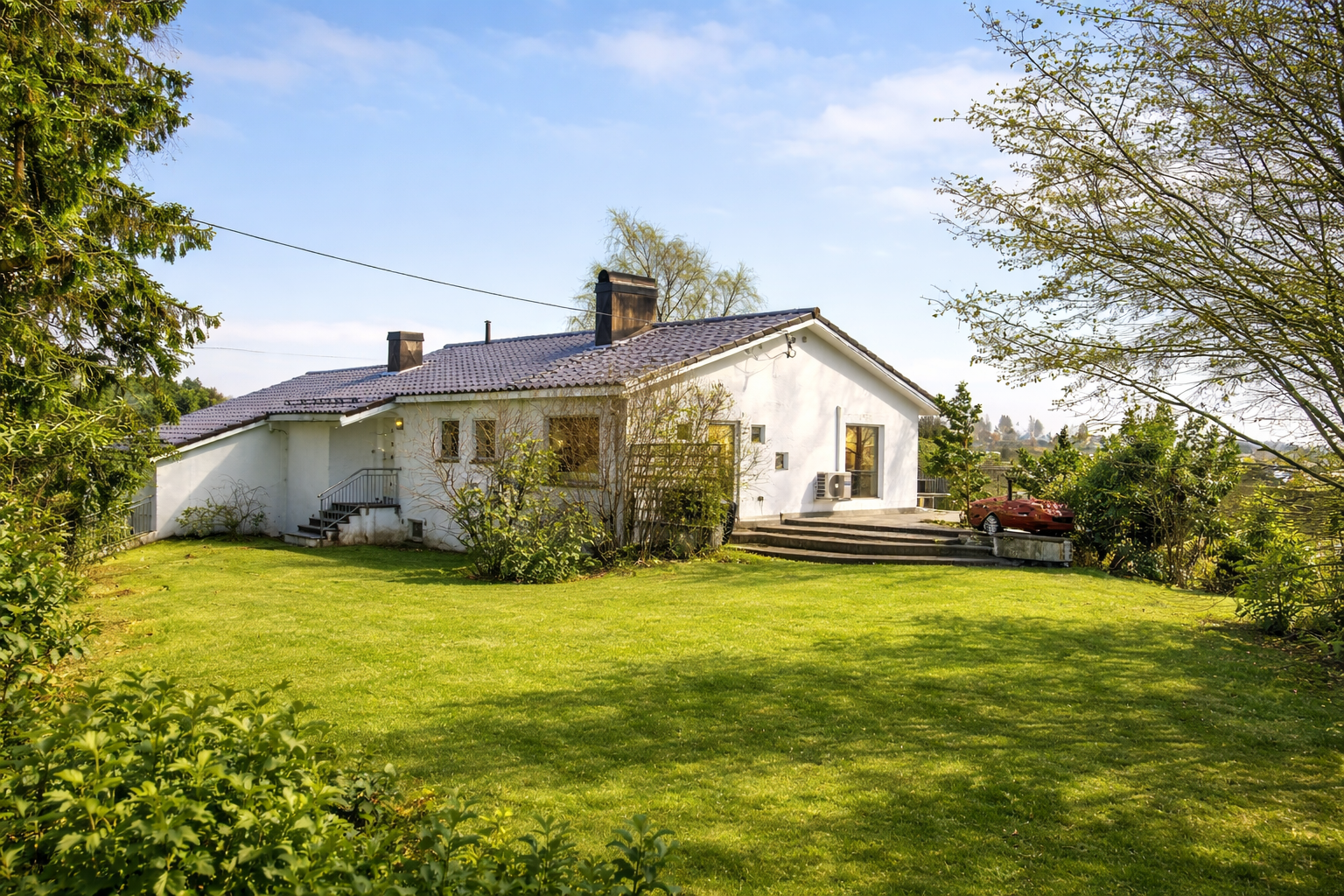 Stor flat plen med utsikt og kveldssol. Bilde er KI-generert fra vinter til sommer. Avvik kan forekomme. Galleribilde