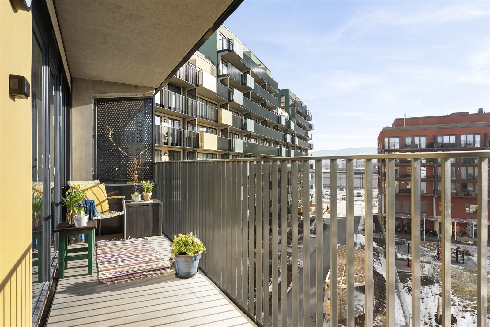 Sydøstvendt og overbygd balkong på 8,5 m² med åpent utsyn over fellesarealene. Galleribilde
