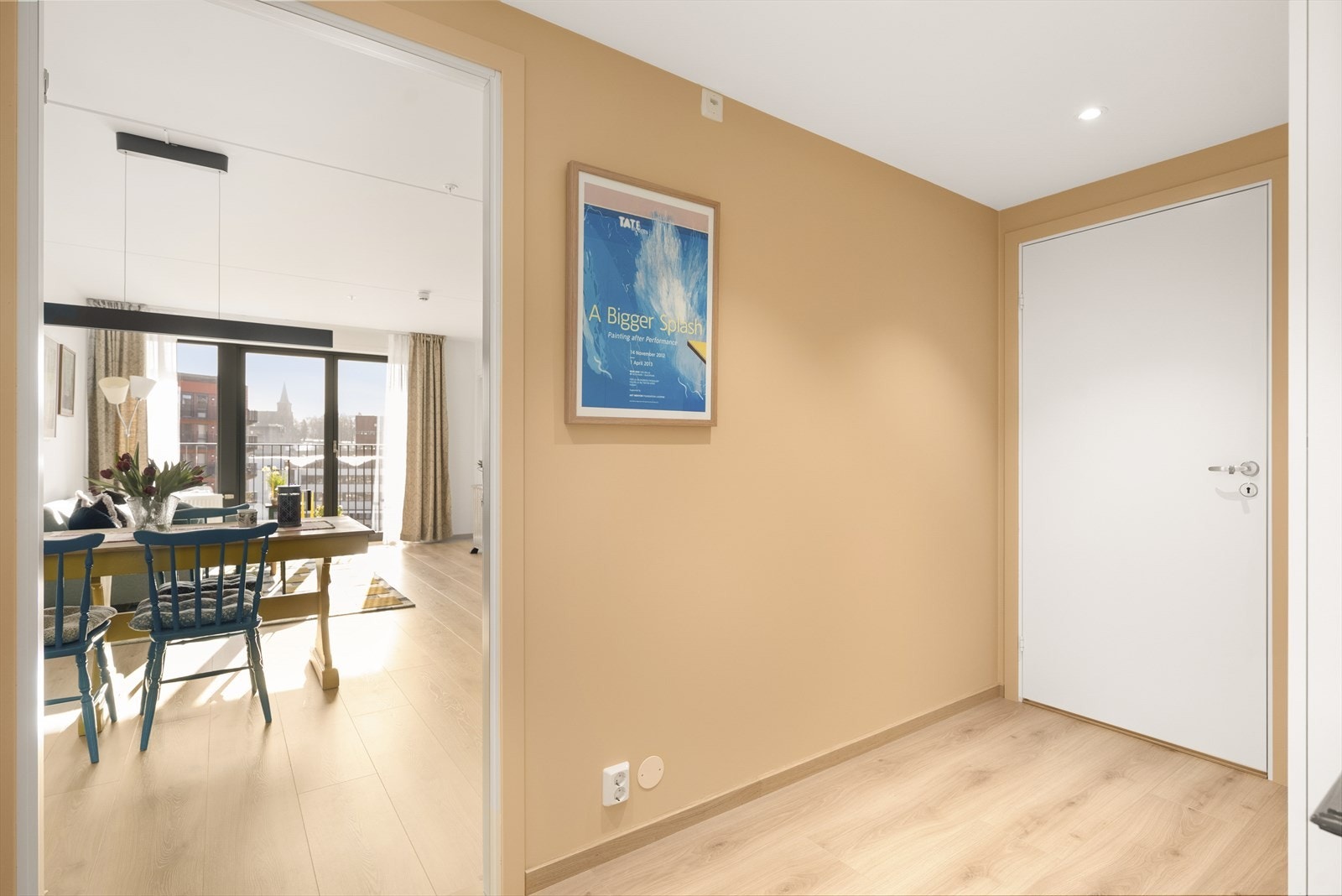 Entréen på 7,8 m² gir et godt førsteinntrykk og binder rommene sammen. Galleribilde