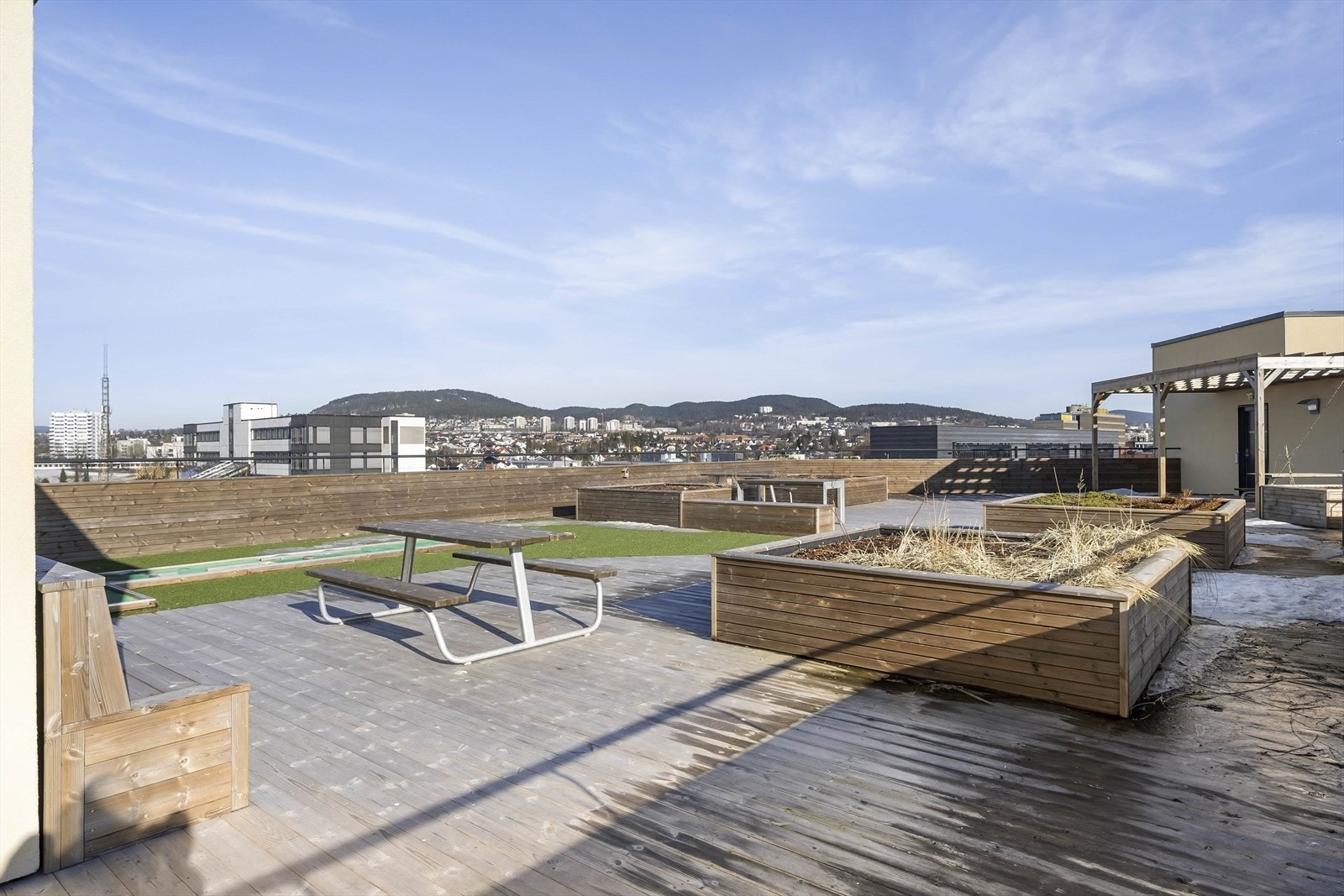 Takterrassene er pent opparbeidet med plantekasser og møblering. Galleribilde