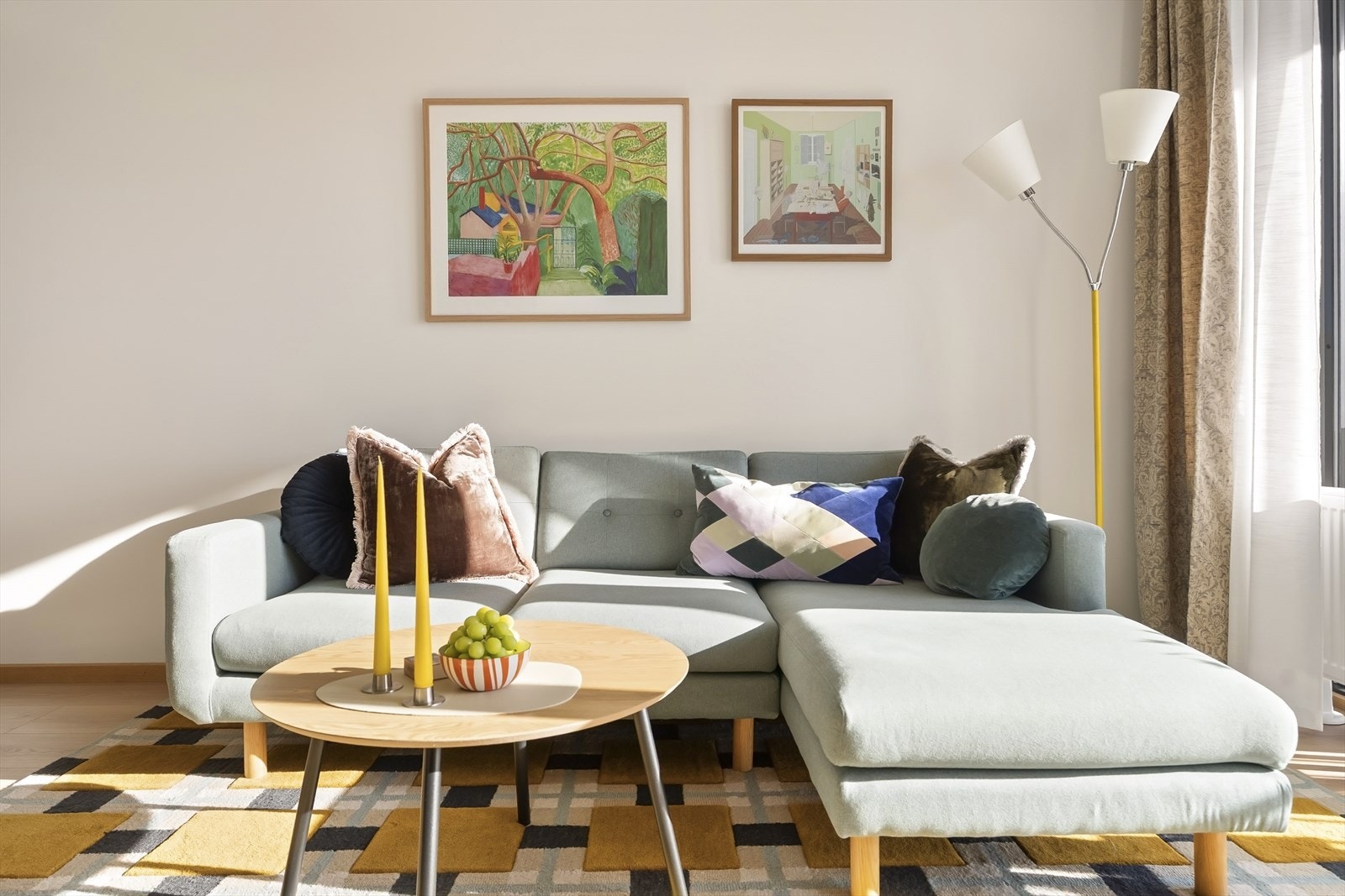 Store vindusflater gir rikelig med naturlig lys inn i stuen. Galleribilde