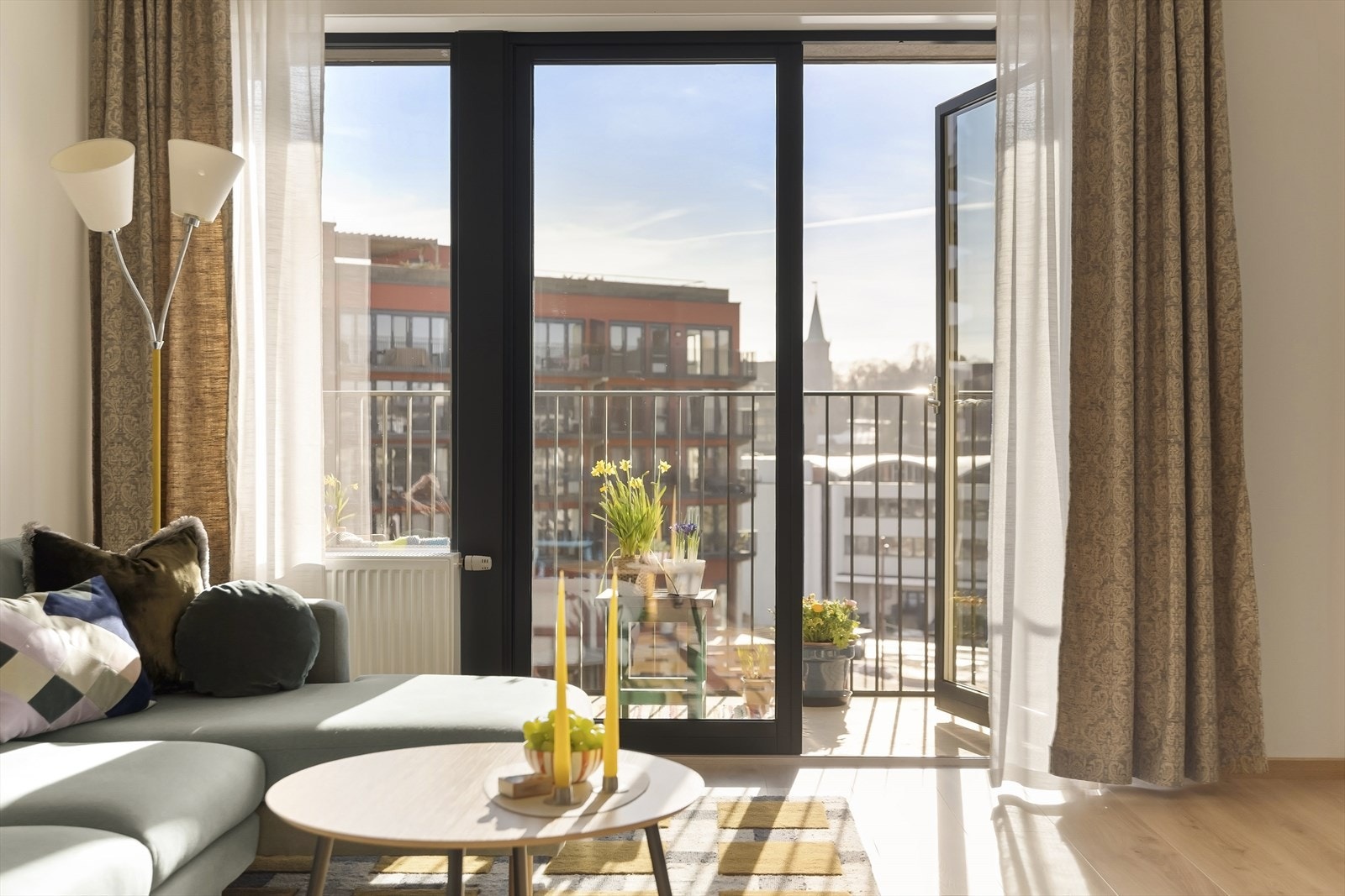 Fra stuen er det direkte utgang til den romslige balkongen. Galleribilde