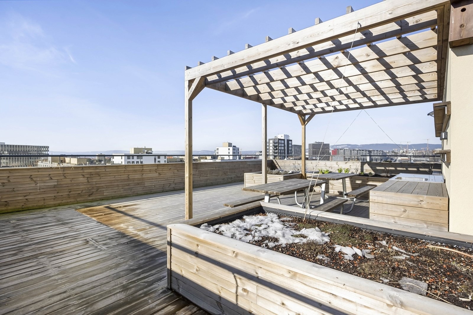 Andelseierne disponerer i fellesskap store takterrasser med sittegrupper og pergola. Galleribilde