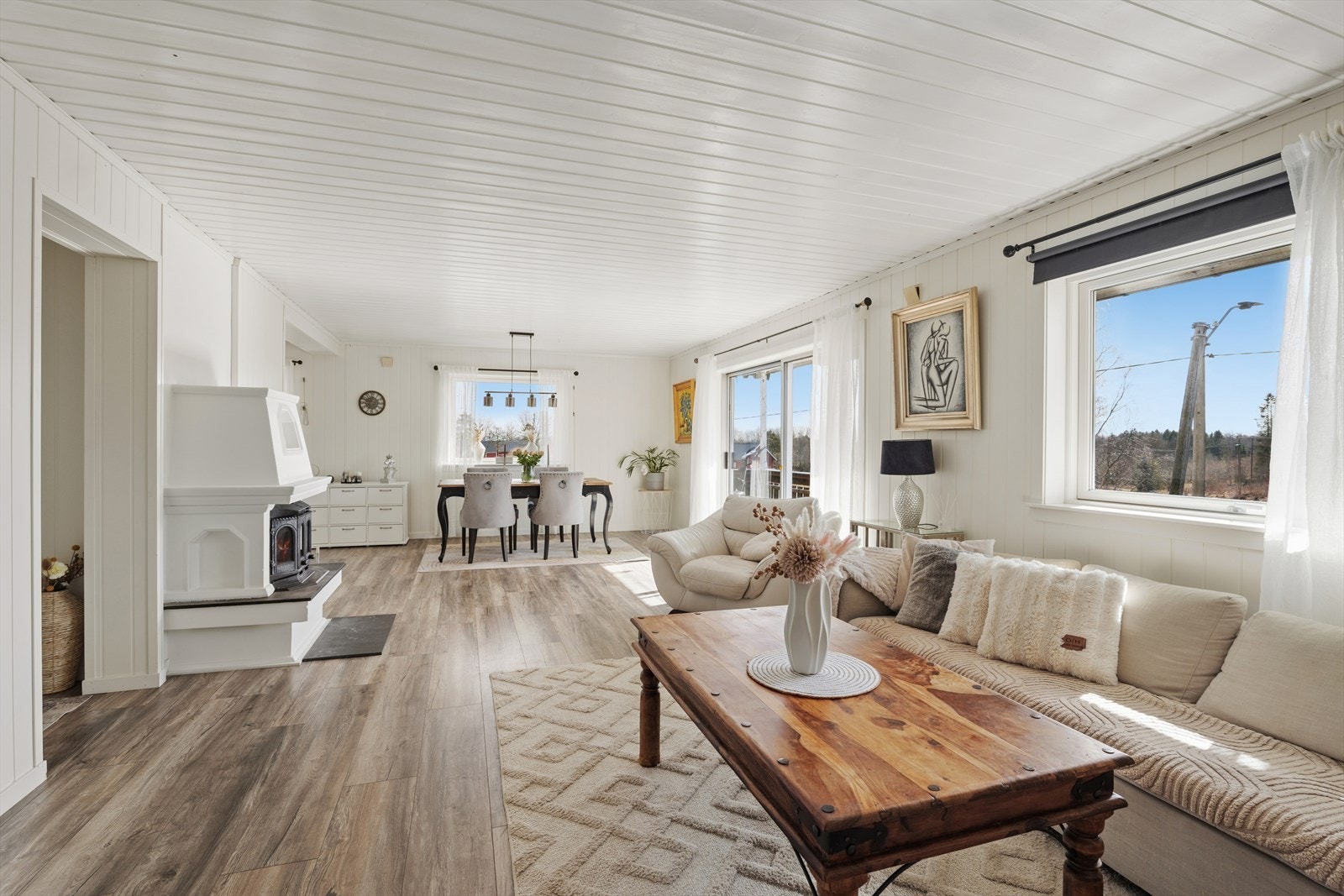 Her er plass til både sofagruppe og spisegruppe som du kan dekke på og invitere inn til sosiale sammenkomster og hyggelige måltider. Galleribilde