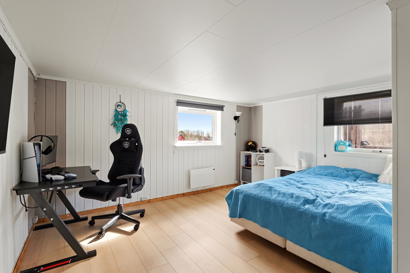 Rom i kjeller innredet og brukt som hjemmekontor og soverom. Galleribilde
