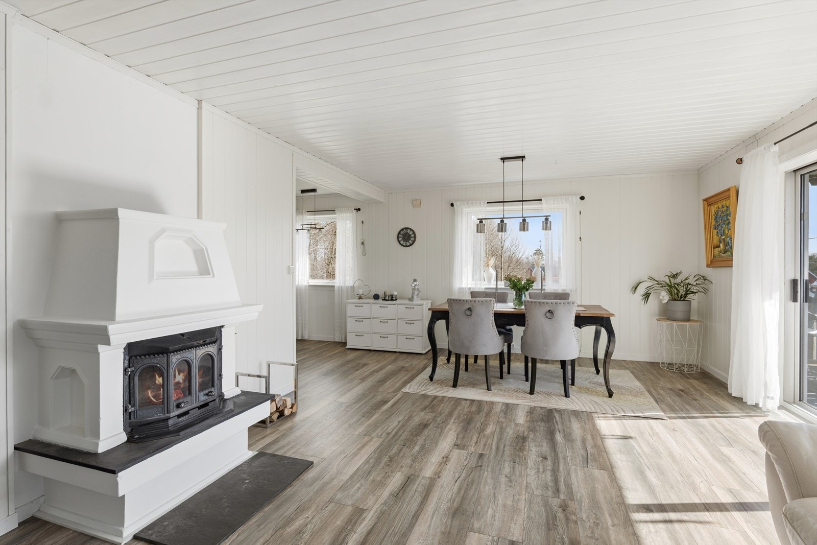 Romslig stue med peis som gir en lun og god varme på kalde vinterdager. Galleribilde