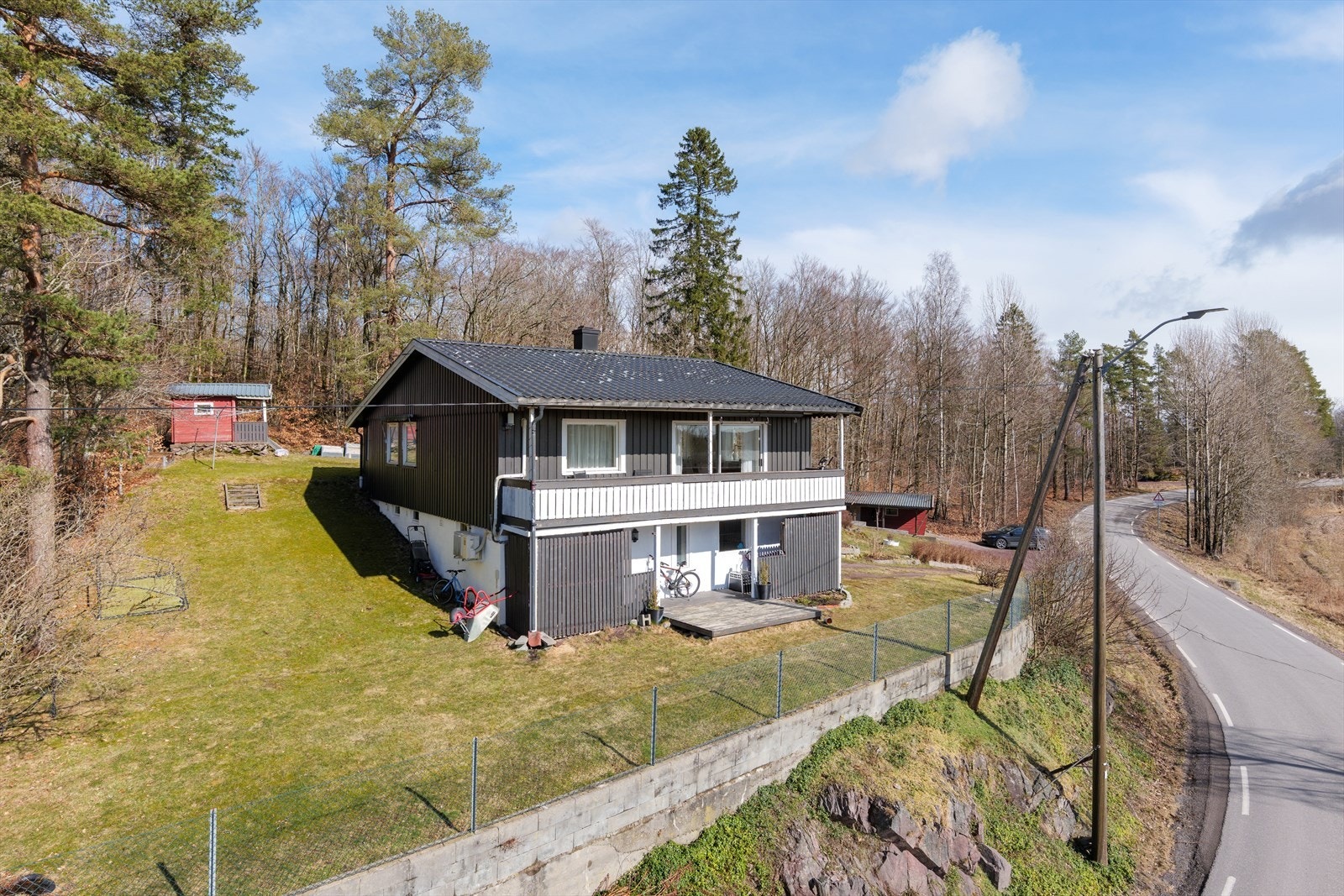 Her får du en enebolig som ligger landlig og fritt til i et område preget av gårder, skog og kulturlandskap. Velkommen til visning! Galleribilde