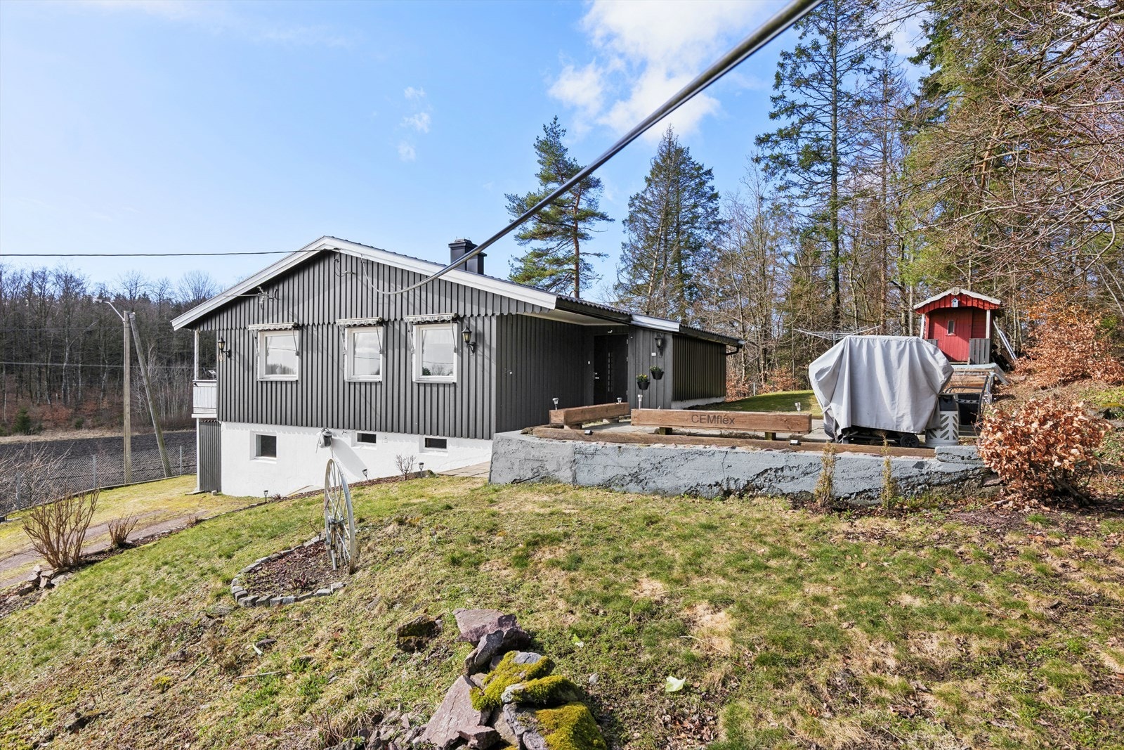 Eiendommen ligger fritt til med umiddelbar nærhet til skog og natur. Galleribilde