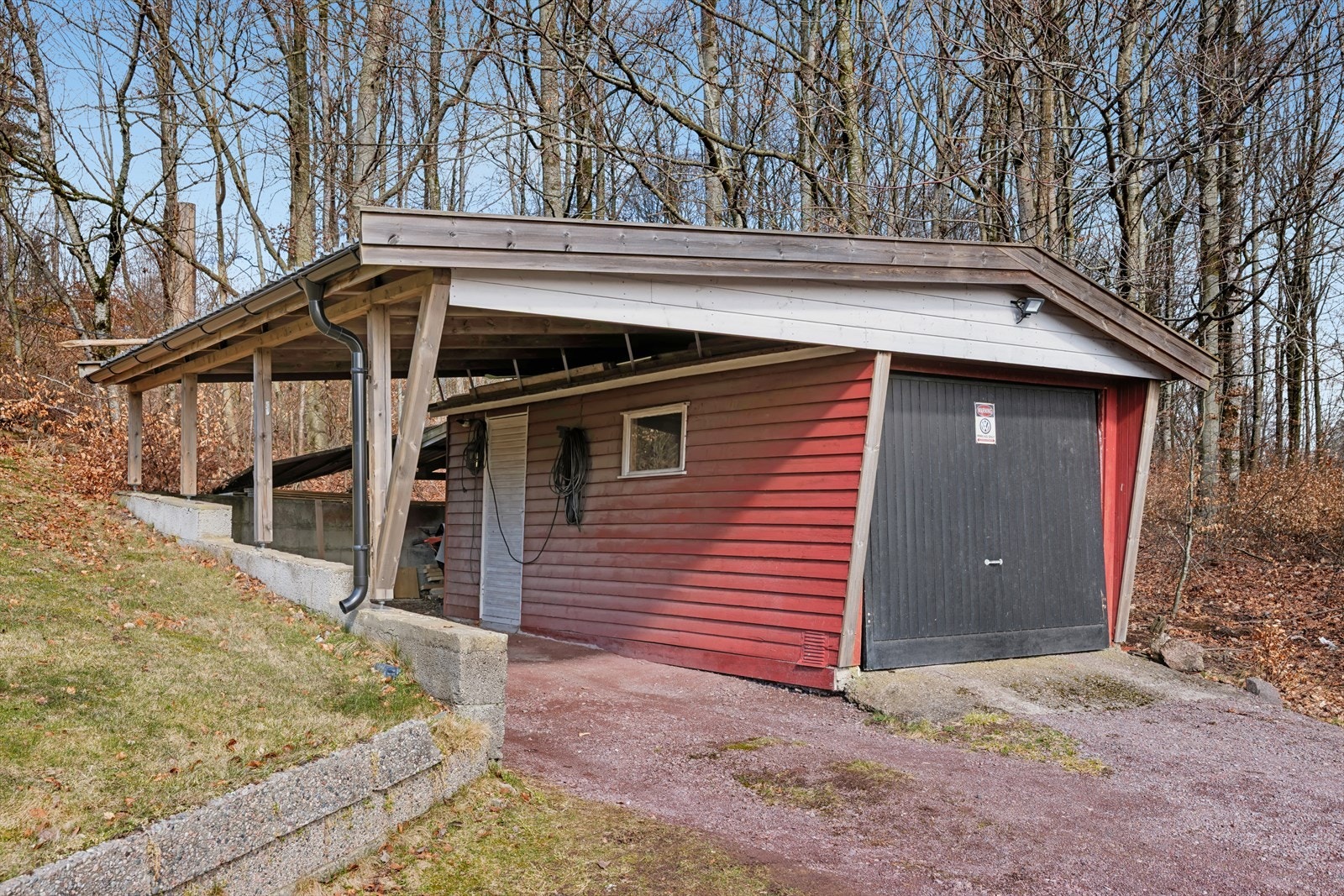 Bilen parkerer man i garasjen eller carporten Galleribilde