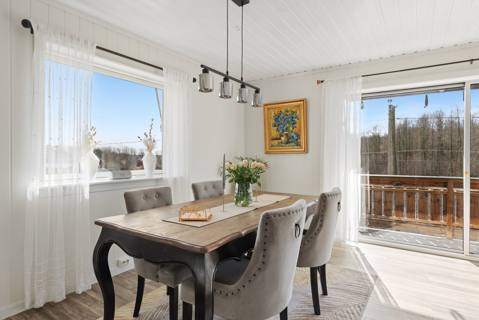 Spisestuen har god plass til langbord og direkte utgang til den sydvendte terrassen. Galleribilde