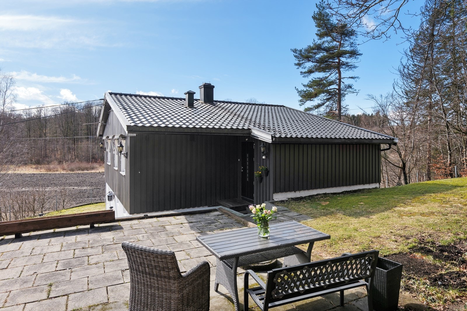 Åpent og fint inngangsparti til det som kan bli ditt nye hjem. Galleribilde